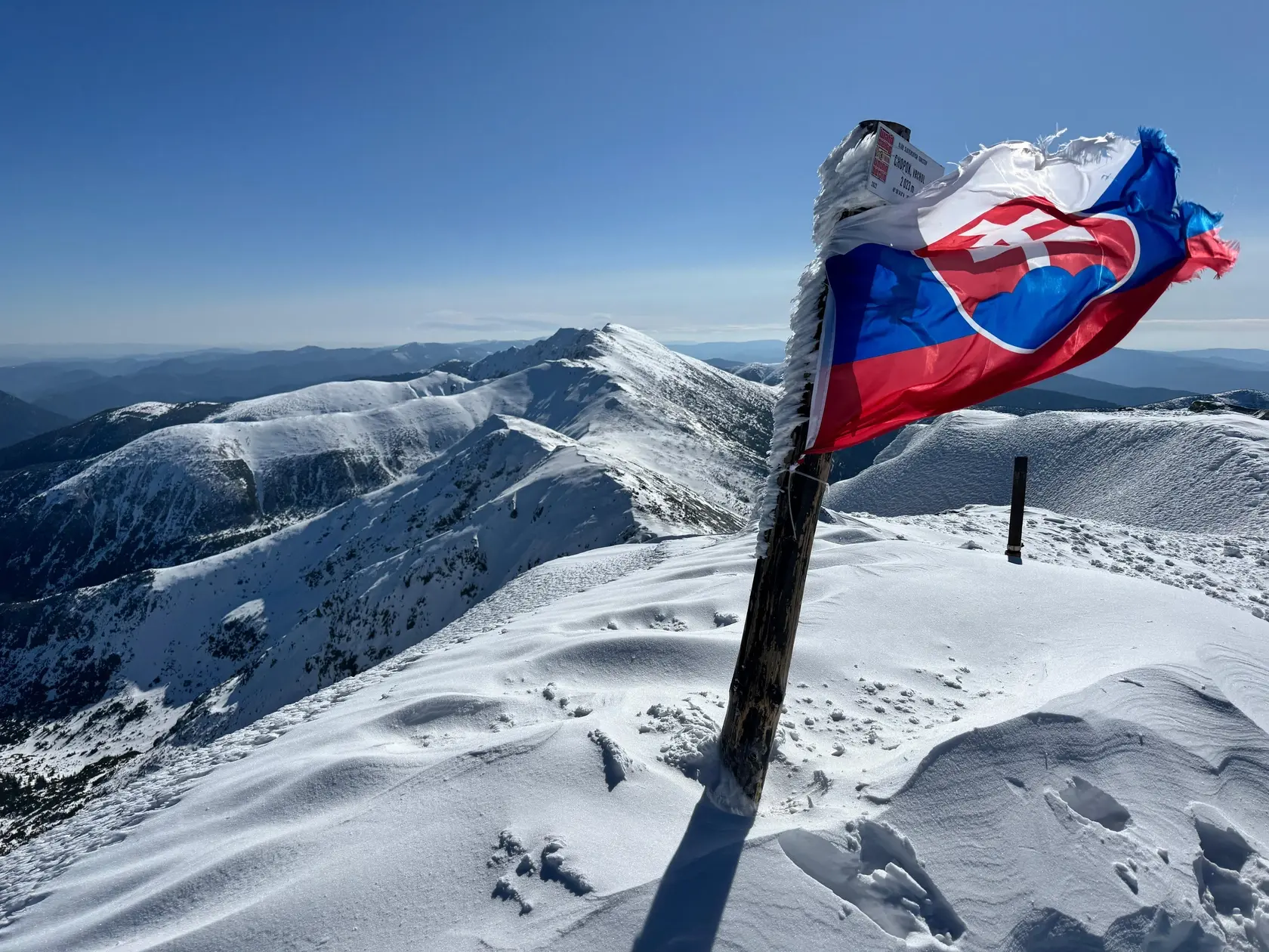 Lyžiarske stredisko Jasná, ktoré je momentálne jediné v prevádzke v rámci Liptova, má na jarné lyžovanie ideálne podmienky s dostatkom snehu. Na snímke výhľad z vrchu Chopok. FOTO TASR - Lenka Hanesová , 4. apríl 2025 