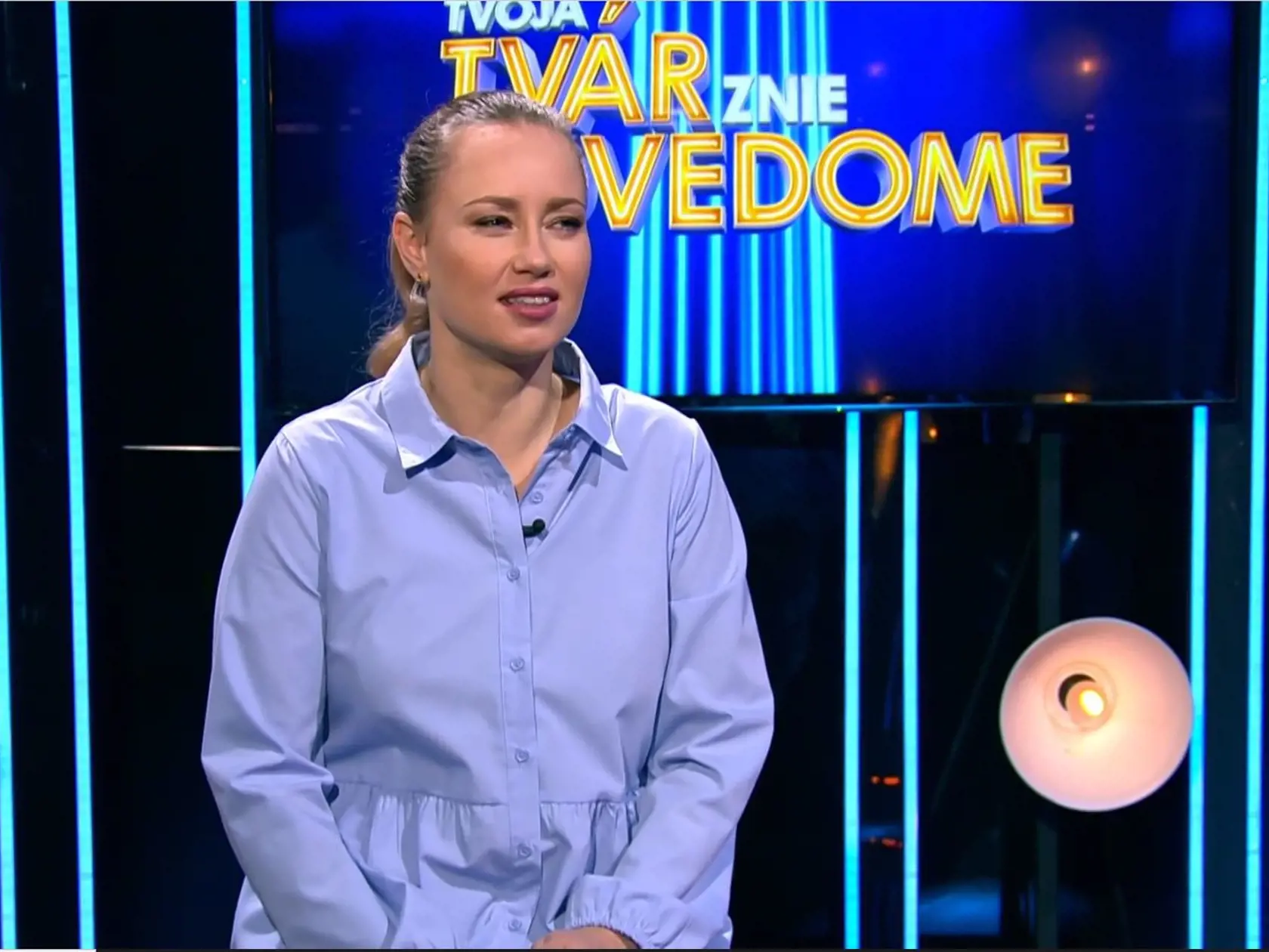 Divákom prekáža jej teatrálne správanie.