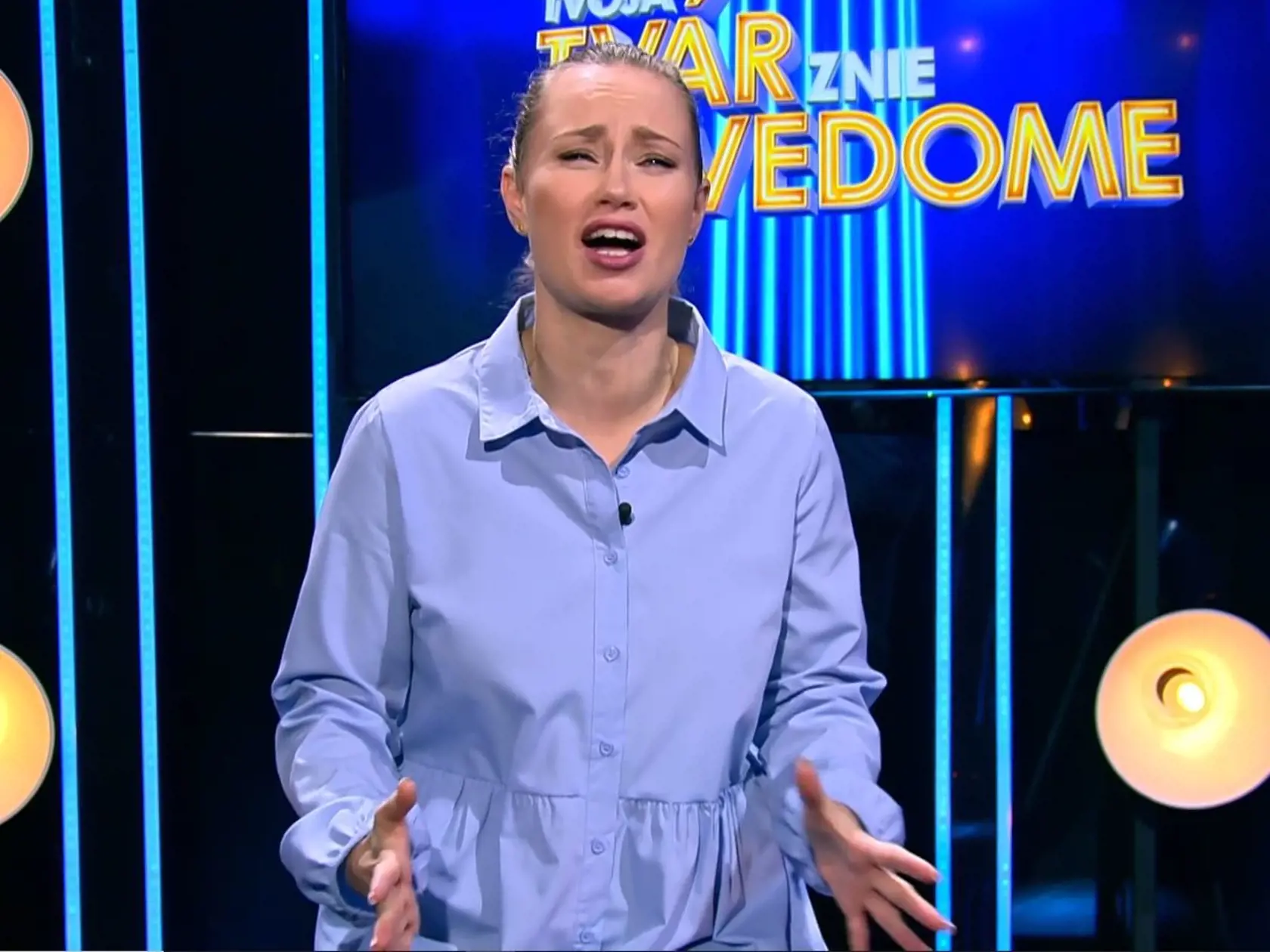 Divákom prekáža jej teatrálne správanie.