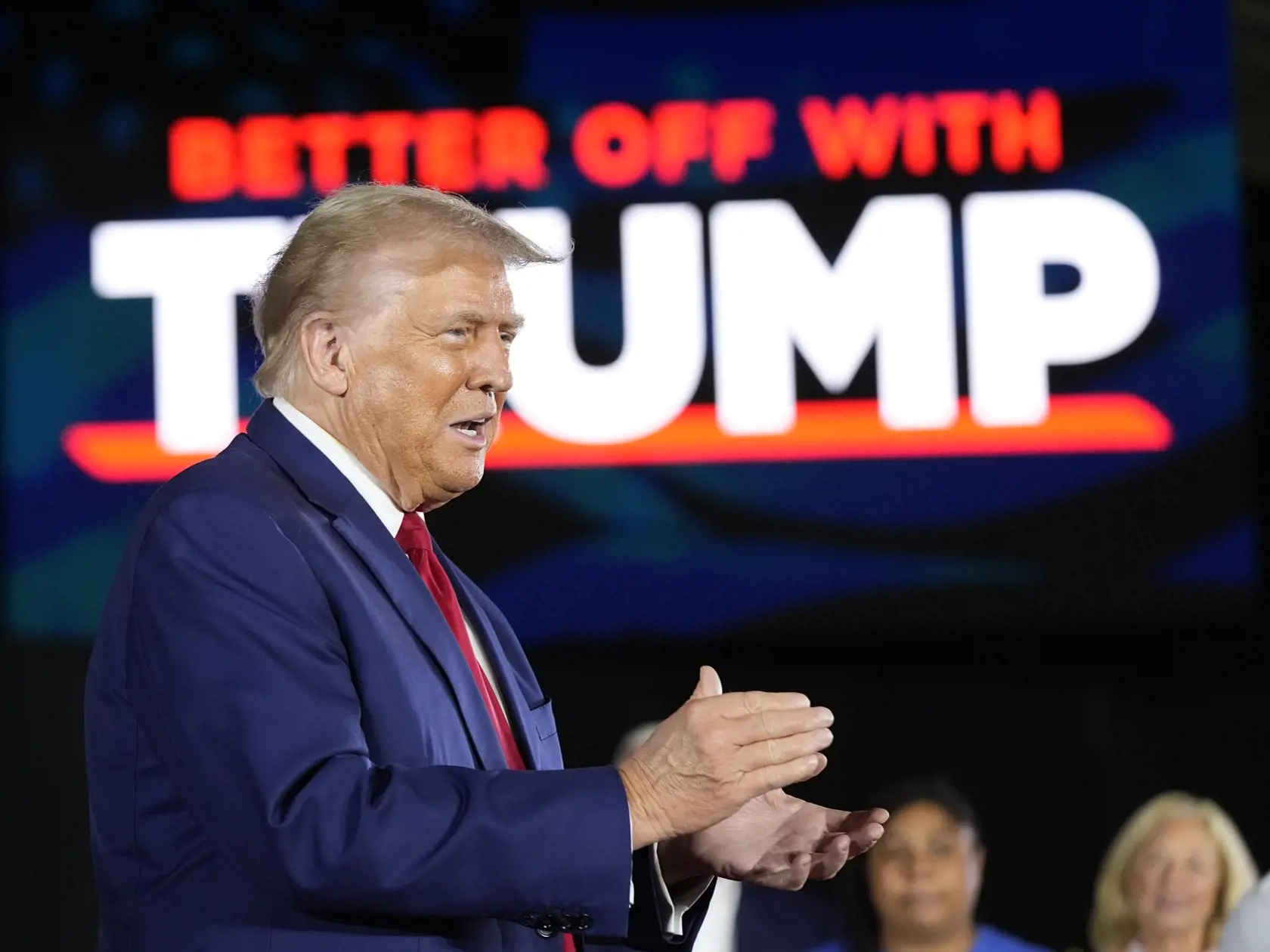 KK41 Warren - Republikánsky kandidát v amerických prezidentských voľbách a bývalý americký prezident Donald Trump prichádza na predvolebné zhromaždenie v americkom Warrene 27. septembra 2024. FOTO TASR/AP
Republican presidential nominee former President Donald Trump arrives for a town hall campaign event at Macomb Community College, Friday, Sept. 27, 2024, in Warren, Mich. (AP Photo/Alex Brandon)