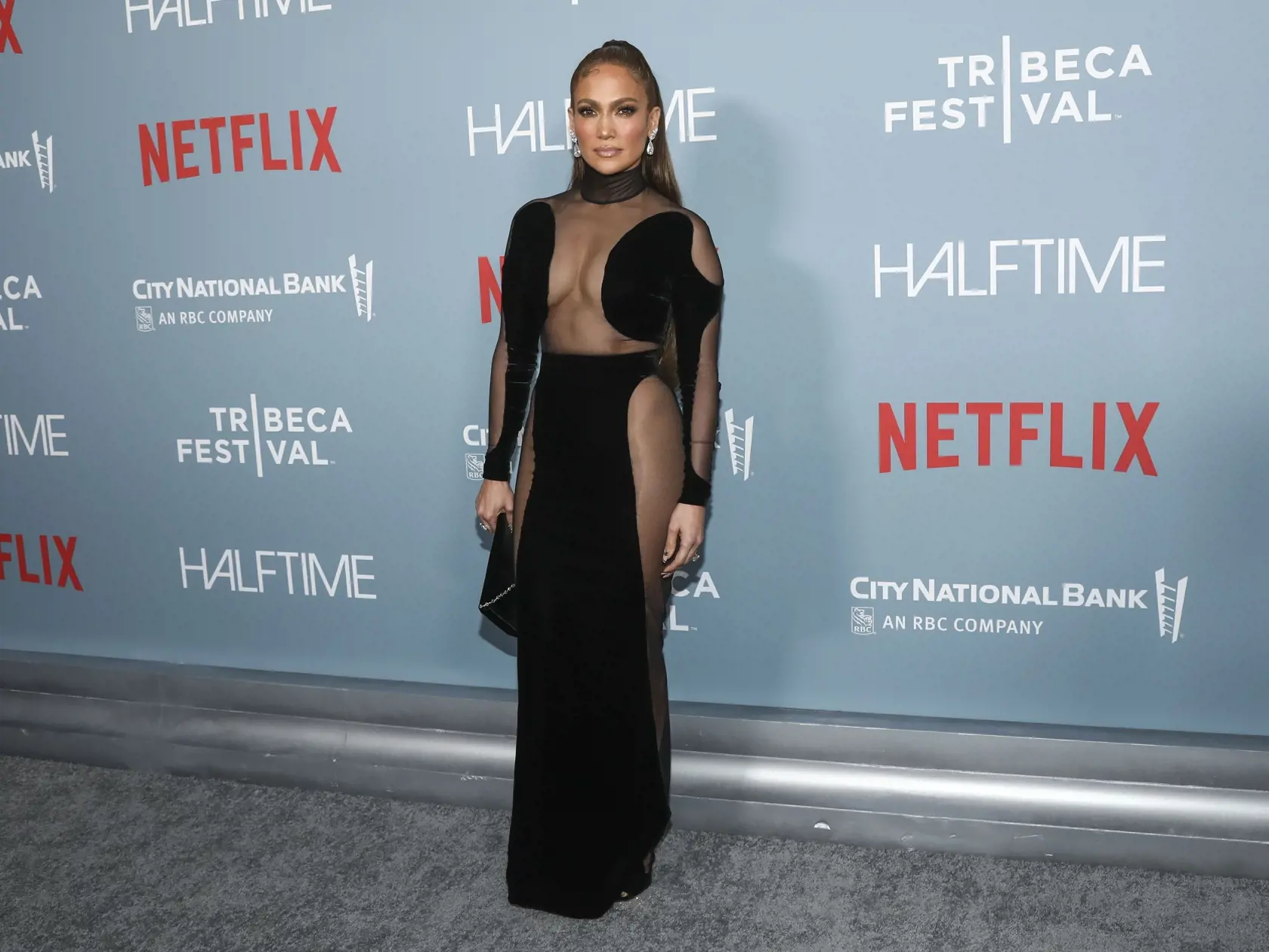 Na snímke americká herečka Jennifer Lopezová prichádza na premiéru dokumentárneho filmu Jennifer Lopez: Halftime spoločnosti Netflix v rámci filmového festivalu Tribeca v divadle United Palace v New Yorku v noci na 9. júna 2022. FOTO TASR/AP