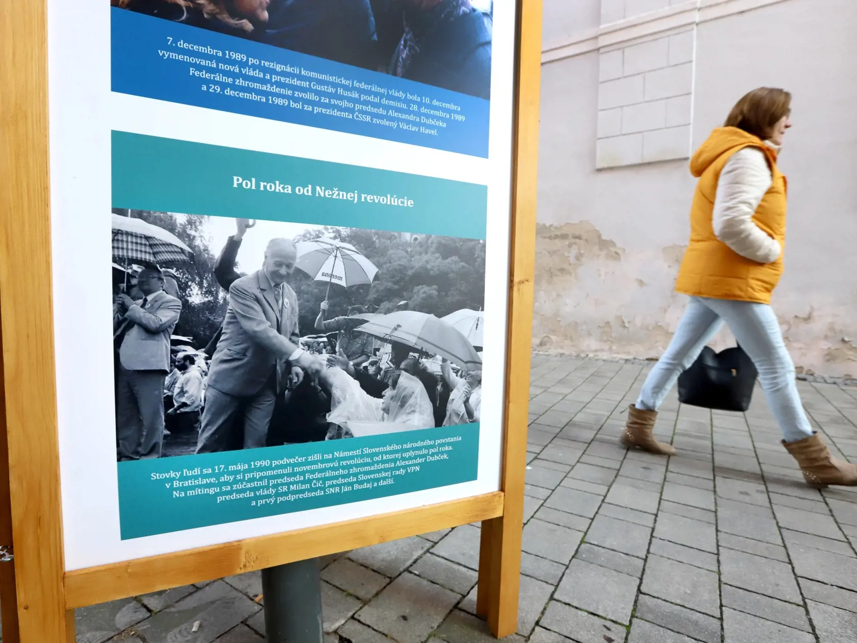 Na snímke výstava fotografií z archívu Tlačovej agentúry SR (TASR) k 100. výročiu narodenia významnej osobnosti Pražskej jari Alexandra Dubčeka, ktorý sa narodil 27. novembra 1921 v Uhrovci. Výstava je sprístupnená na Lazovnej ulici v Banskej Bystrici 15. novembra 2021. FOTO TASR - Ján Krošlák 