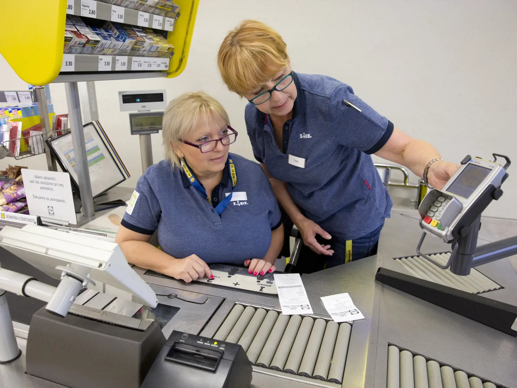 Na snímke pracovníčky a redaktorka v predajni Lidl v Šamoríne.