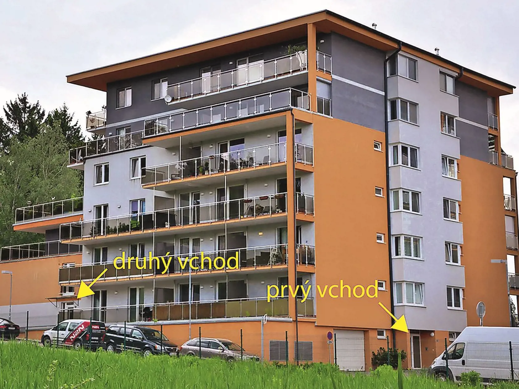 MIESTO ČINU
Bytový dom na
žilinskom sídlisku
Vlčince má dva
vchody. V čase
vraždy kamera
zaberala len jeden
z nich.