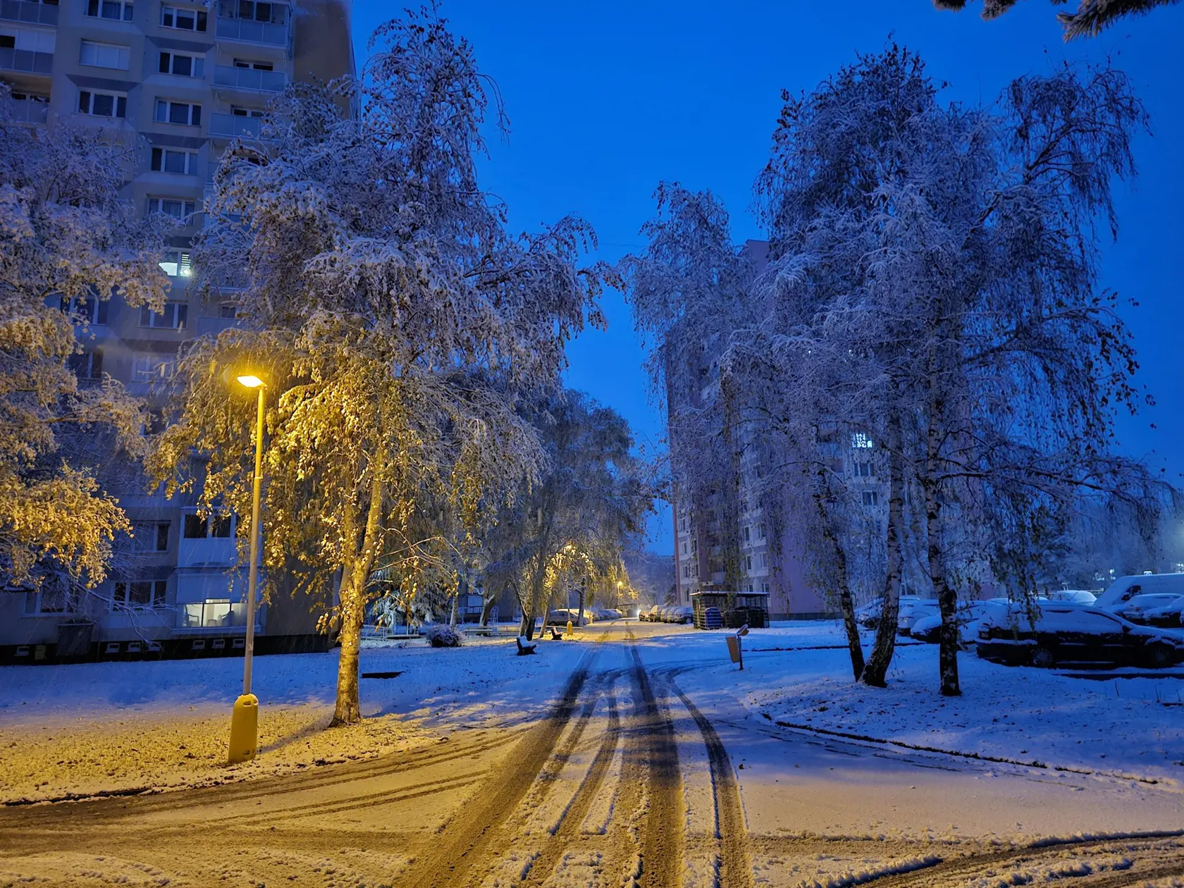 Gemer a Novohrad sa prebúdzajú do  zasneženého rána. Aj okolo 6:30 ešte na mnohých miestach sneží, ale počas dňa by malo sneženie prestať. Pozor hlavne na cestách, keďže na mnohých je sneh, informoval na sociálnej sieti portál Sobotnik.sk.