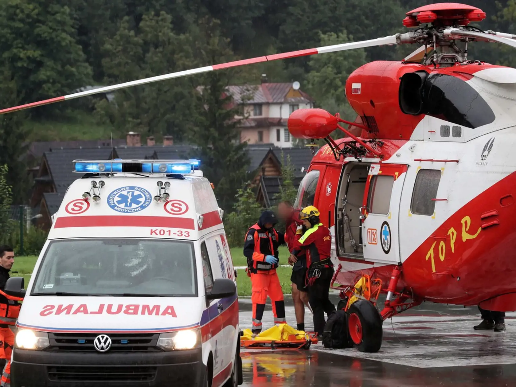 Záchranná akcia v poľských Tatrách spred 2 rokov. Pri údere blesku sa zranilo najmenej 140 ľudí.