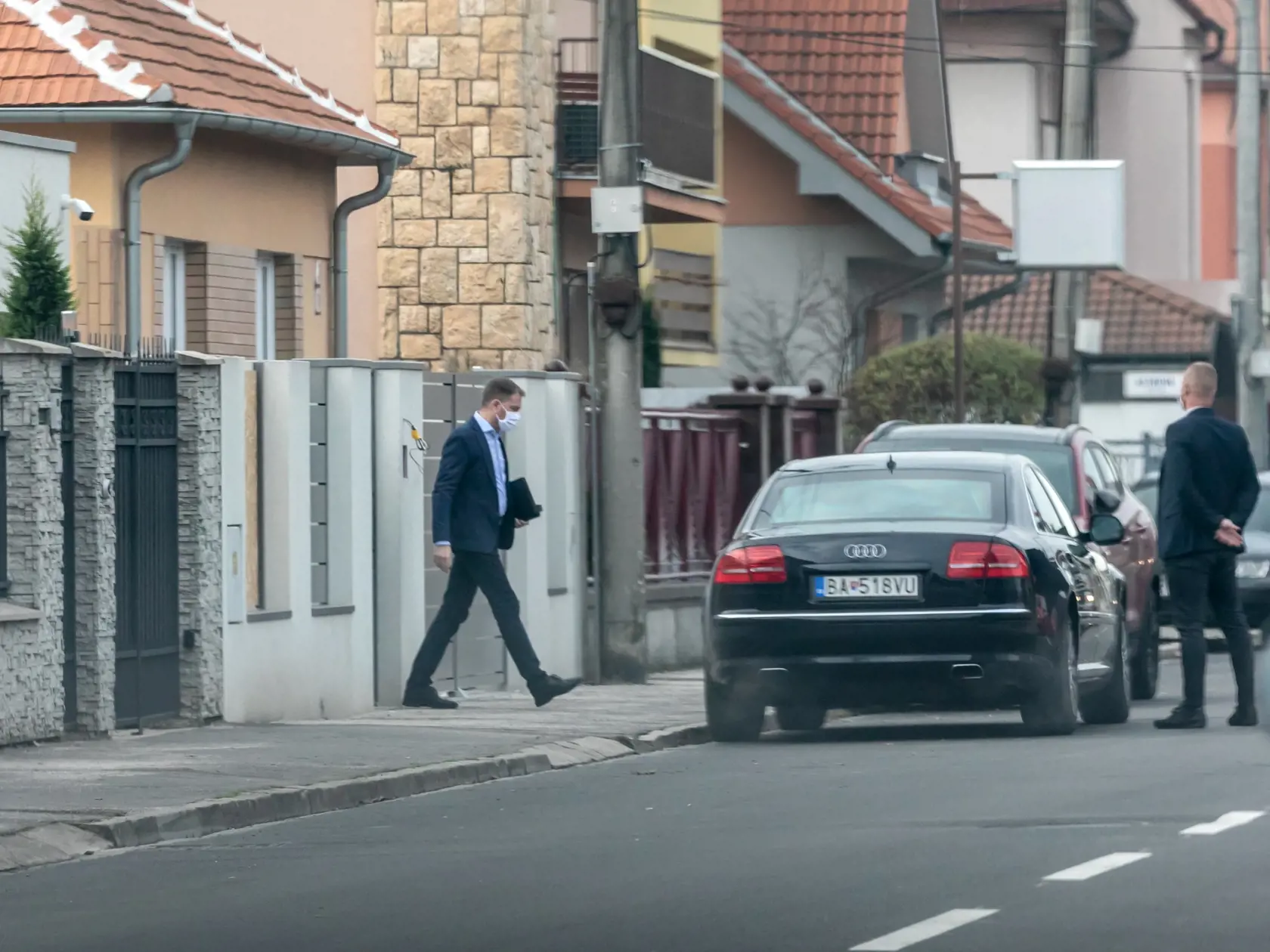 Ochranka zboru ústavných činiteľov ako čaká, kým príde slovenský expremiér Igor Matovič.