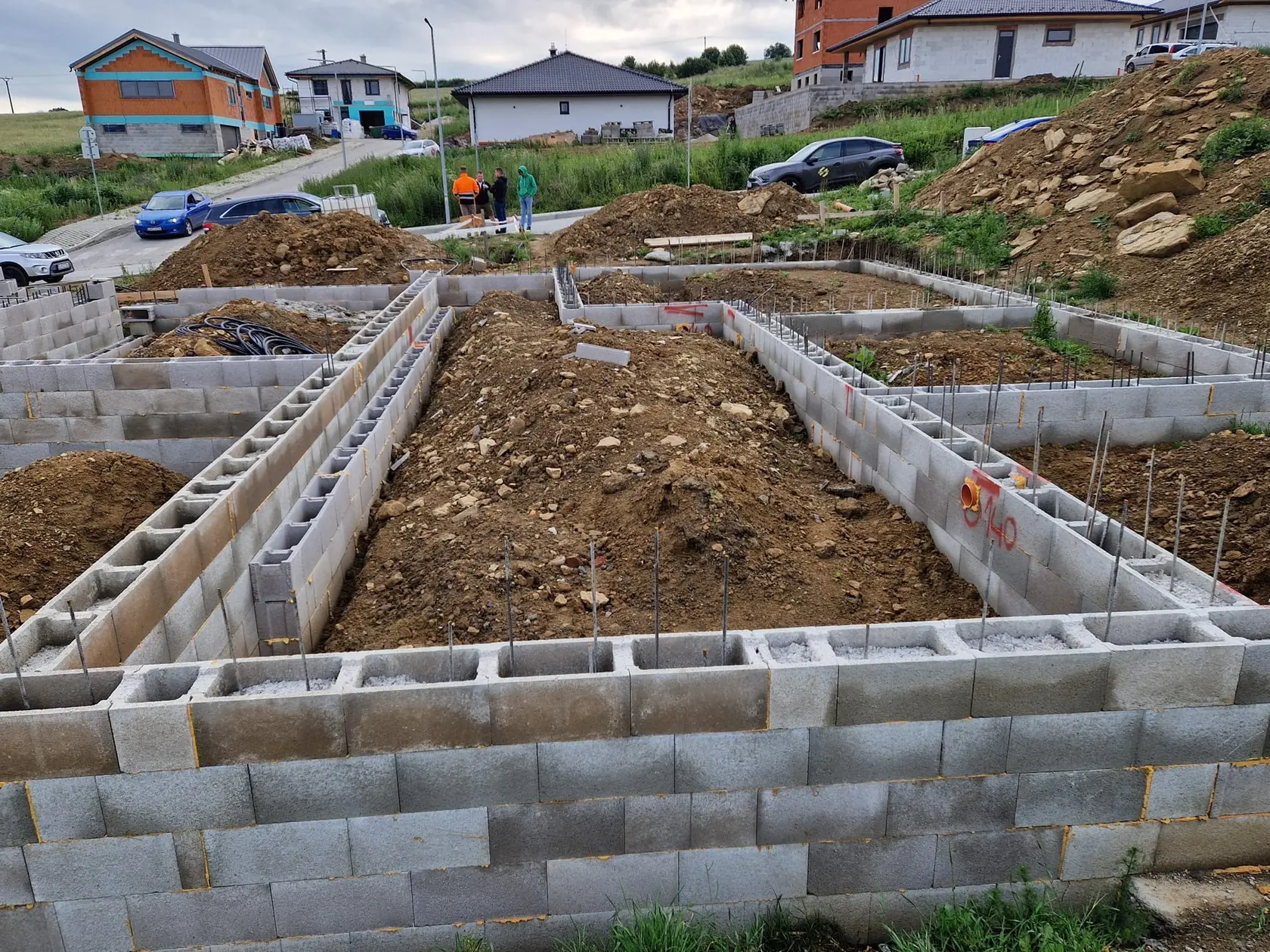 Základy domu Pavla Stašáka. Dal si na nich vypracovať znalecký posudok, suma deklarovaná stavbenou firmou sa mu zdala privysoká. 
