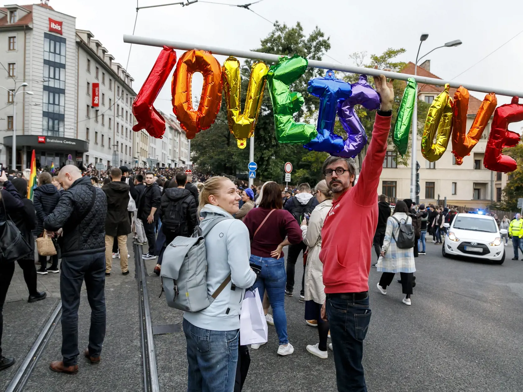 Snímka z pochodu za odsúdenie nenávisti voči LGBTI komunite v Bratislave 14. októbra 2022. Sprievod zo Zámockej ulice na Námestie SNP za obete tragédie zorganizovali Iniciatíva Inakosť a Dúhový Pride Bratislava. FOTO TASR - Dano Veselský