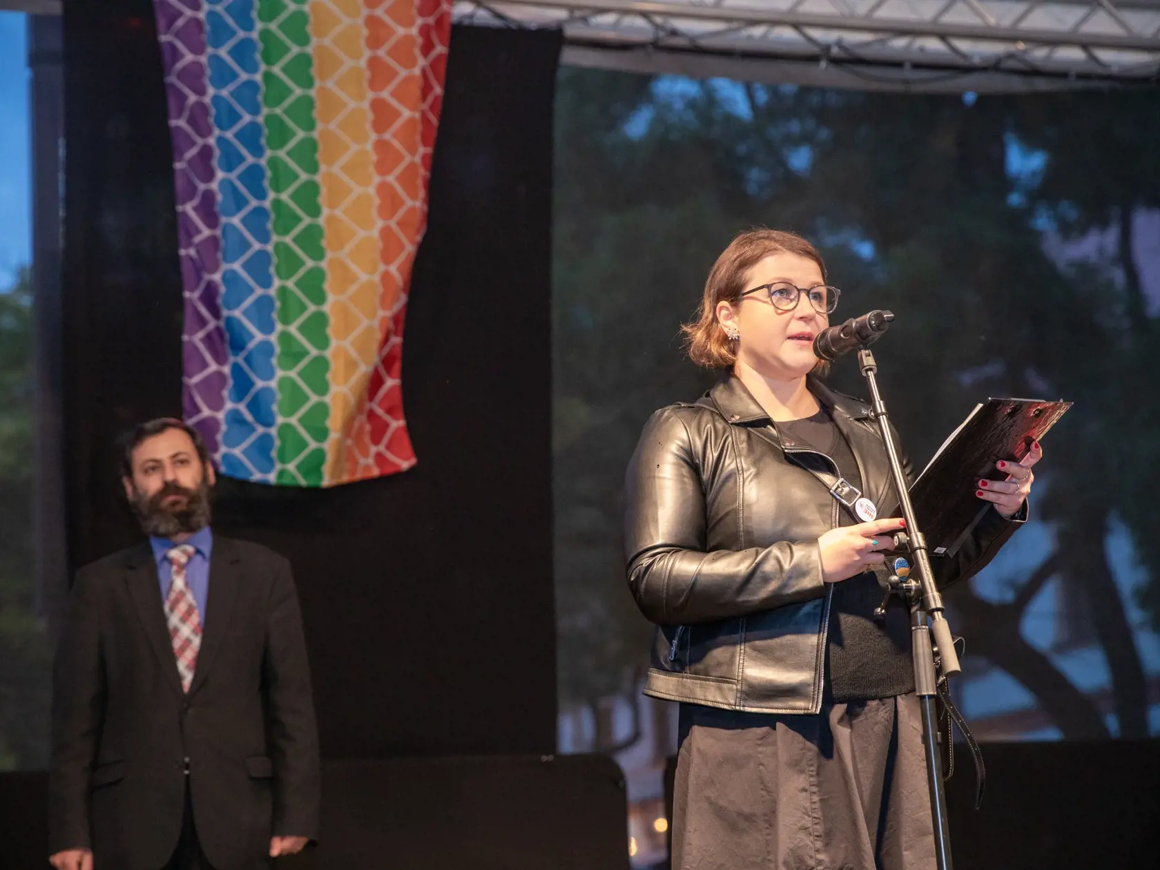 Na snímke je pochod za odsúdenie nenávisti proti LGBTI, ktorý nadväzuje na nedávne nešťastné udalosti na Zámockej ulici. Na pochode vyjadrili tisíce ľudí rešpekt voči homosexuálne orientovaným ľudom a vystúpili tiež niektorí politici, vrátane Eduarda Hegera a Zuzany Čaputovej.