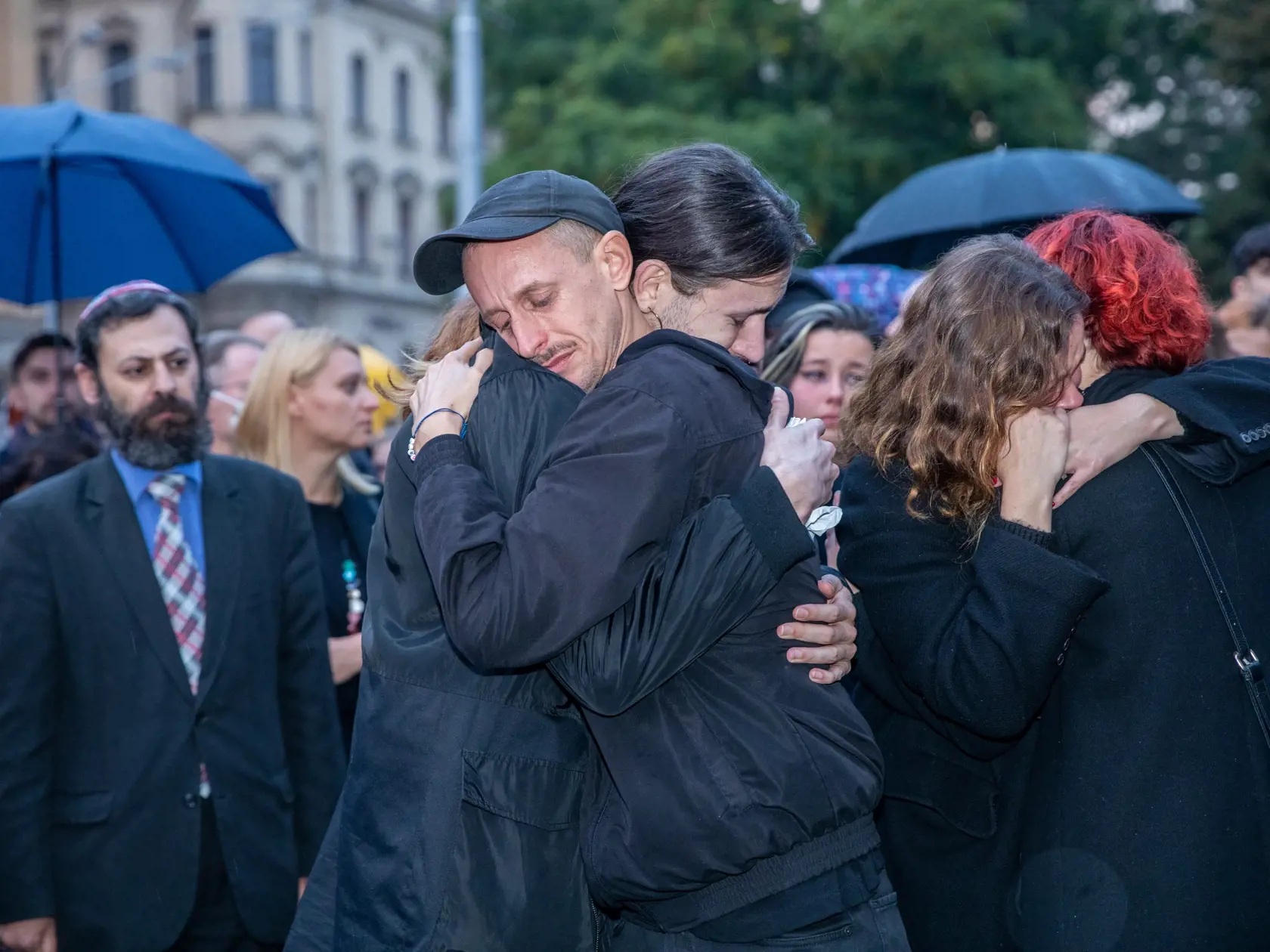 Na snímke je pochod za odsúdenie nenávisti proti LGBTI, ktorý nadväzuje na nedávne nešťastné udalosti na Zámockej ulici. Na pochode vyjadrili tisíce ľudí rešpekt voči homosexuálne orientovaným ľudom a vystúpili tiež niektorí politici, vrátane Eduarda Hegera a Zuzany Čaputovej. Na fotke je majiteľ Teplárne Roman Samotný.
