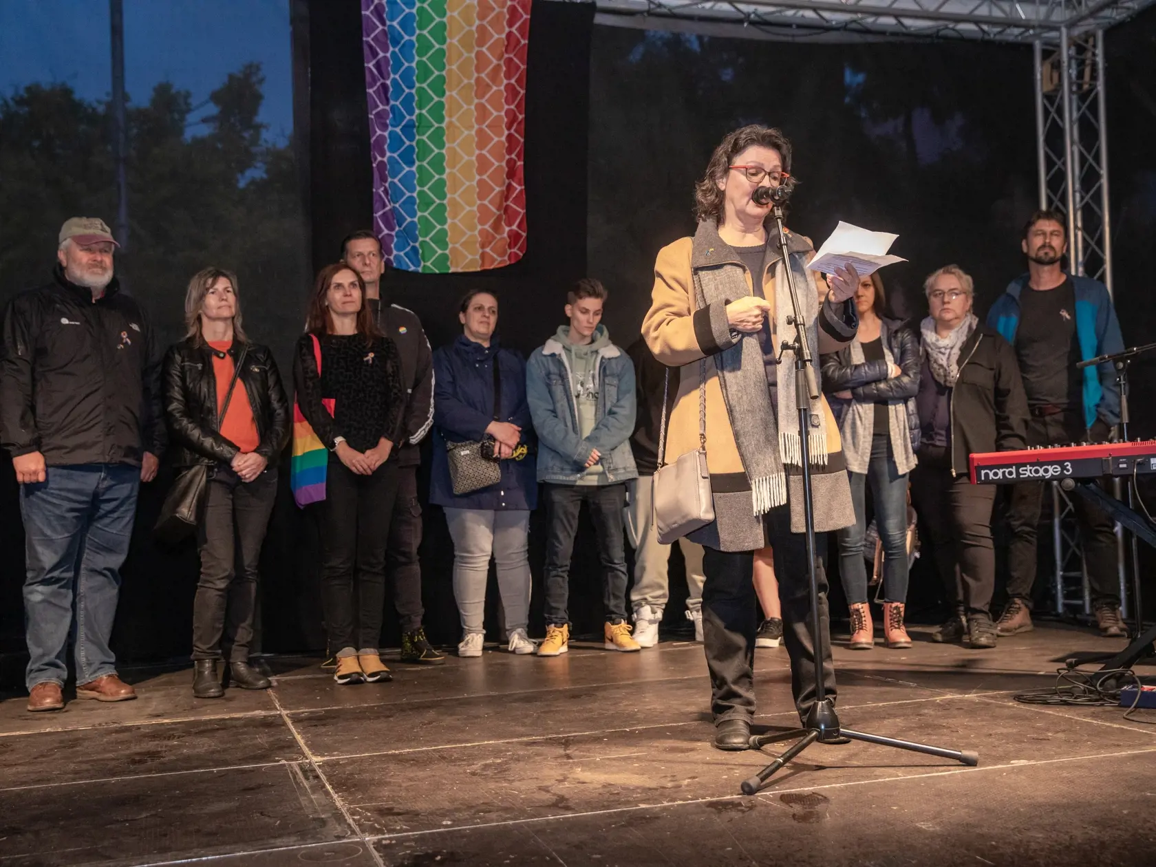 Na snímke je pochod za odsúdenie nenávisti proti LGBTI, ktorý nadväzuje na nedávne nešťastné udalosti na Zámockej ulici. Na pochode vyjadrili tisíce ľudí rešpekt voči homosexuálne orientovaným ľudom a vystúpili tiež niektorí politici, vrátane Eduarda Hegera a Zuzany Čaputovej. Na fotke je  Zlatica Maarová zo Združenia rodičov a priateľov LGBTI.
