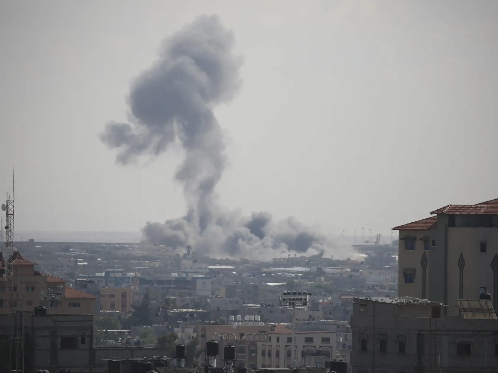 JB 26 Rafah - Dym stúpa pri explózii po izraelskom leteckom útoku v meste Rafah na juhu pásma Gazy 17. októbra 2023. FOTO TASR/AP

Smoke rises following an Israeli airstrike in Rafah, southern Gaza Strip, Tuesday, Oct. 17, 2023. (AP Photo/Hatem Ali)