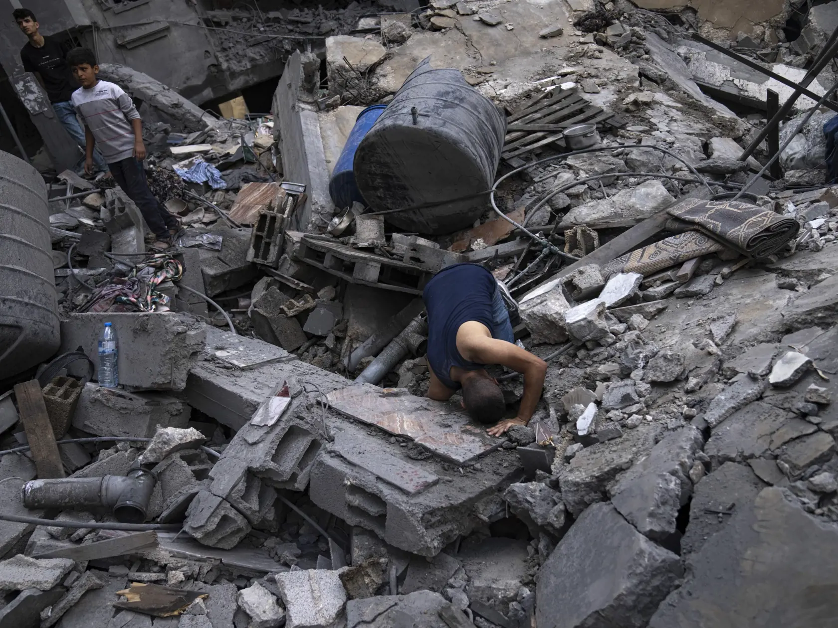 JB 27 Rafah - Palestínčania prehľadávajú trosky  zničenej budovy po izraelskom bombardovaní v utečeneckom tábore Rafah, v pásme Gazy 17. októbra 2023. FOTO TASR/AP

Palestinians look for survivors in a building destroyed in Israeli bombardment in Rafah refugee camp in Gaza Strip on Tuesday, Oct. 17, 2023. (AP Photo/Fatima Shbair)