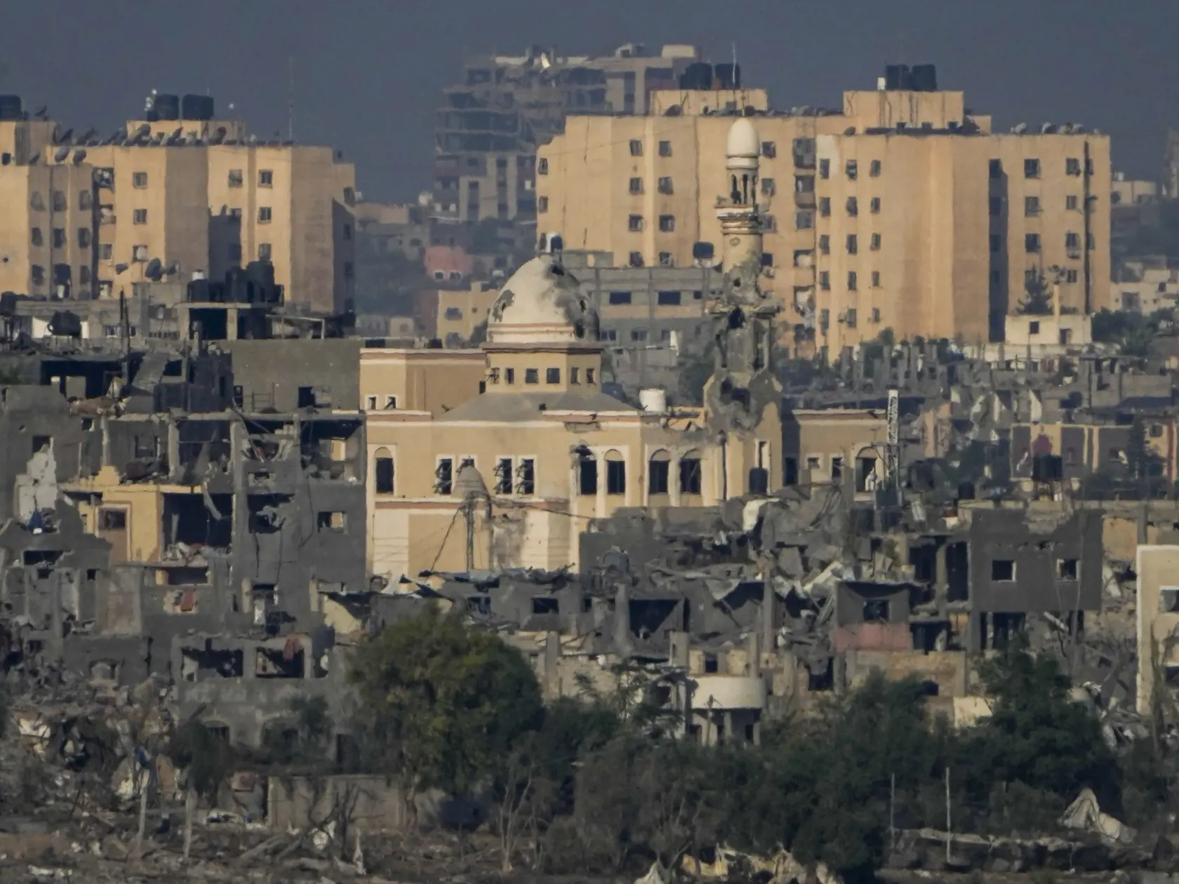 JB 9 Gaza - Pohľad na zničené domy a mešitu po izraelskom leteckom útoku na severe pásma Gazy 17. októbra 2023. Približne pol milióna Izraelčanov bolo evakuovaných alebo opustilo svoje domovy počas desiatich dní od útoku palestínskeho militantného hnutia Hamas. Oznámila to v utorok izraelská armáda, informuje TASR podľa správy agentúry AFP. FOTO TASR/AP

A view of destroyed houses and a mosque following Israeli strikes in the northern Gaza Strip, as seen from southern Israel, Tuesday, Oct. 17, 2