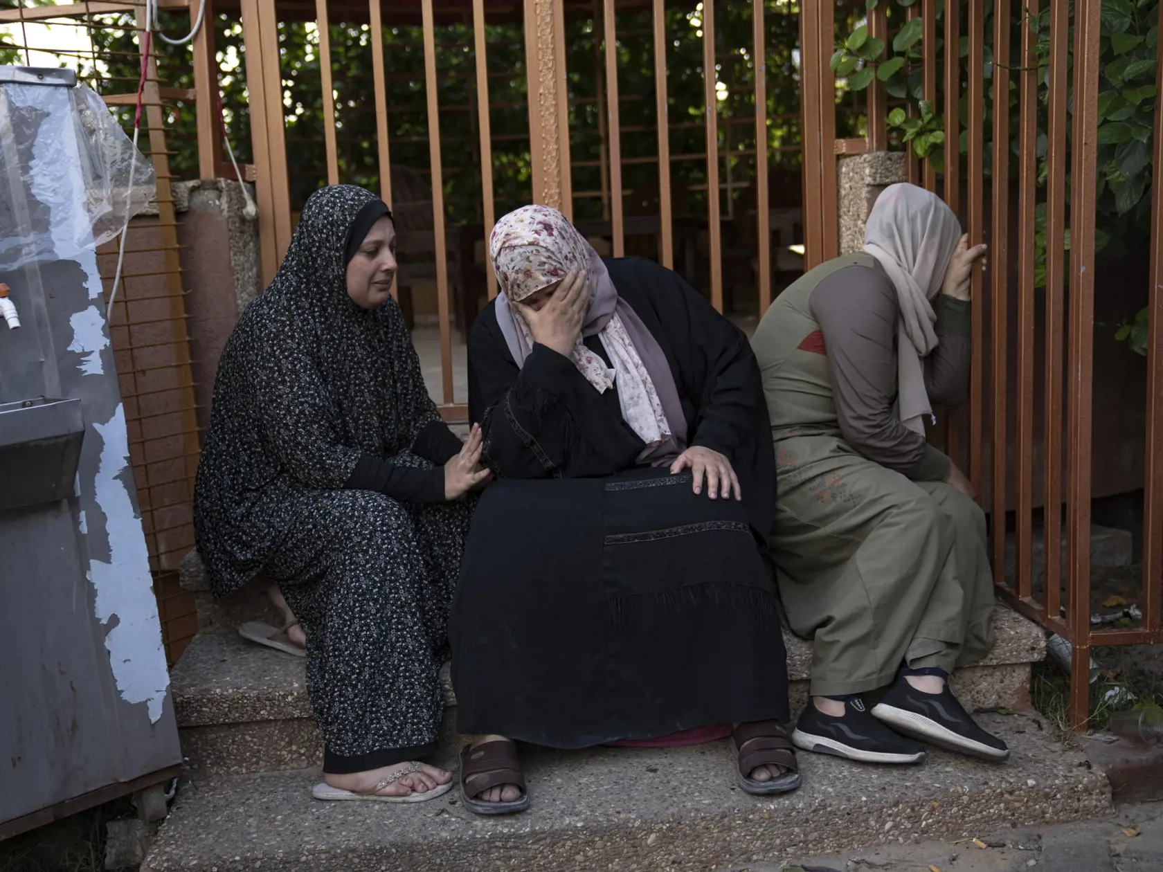 JB 30 Chán Júnis - Palestínčania nariekajú za svojimi mŕtvymi príbuznými v márnici po izraelskom bombardovaní v meste Chán Júnis, na juhu pásma Gazy 17. októbra 2023. FOTO TASR/AP

Palestinians mourn relatives killed in the Israeli bombardment of the Gaza Strip in a morgue in Khan Younis, Tuesday, Oct. 17, 2023. (AP Photo/Fatima Shbair)