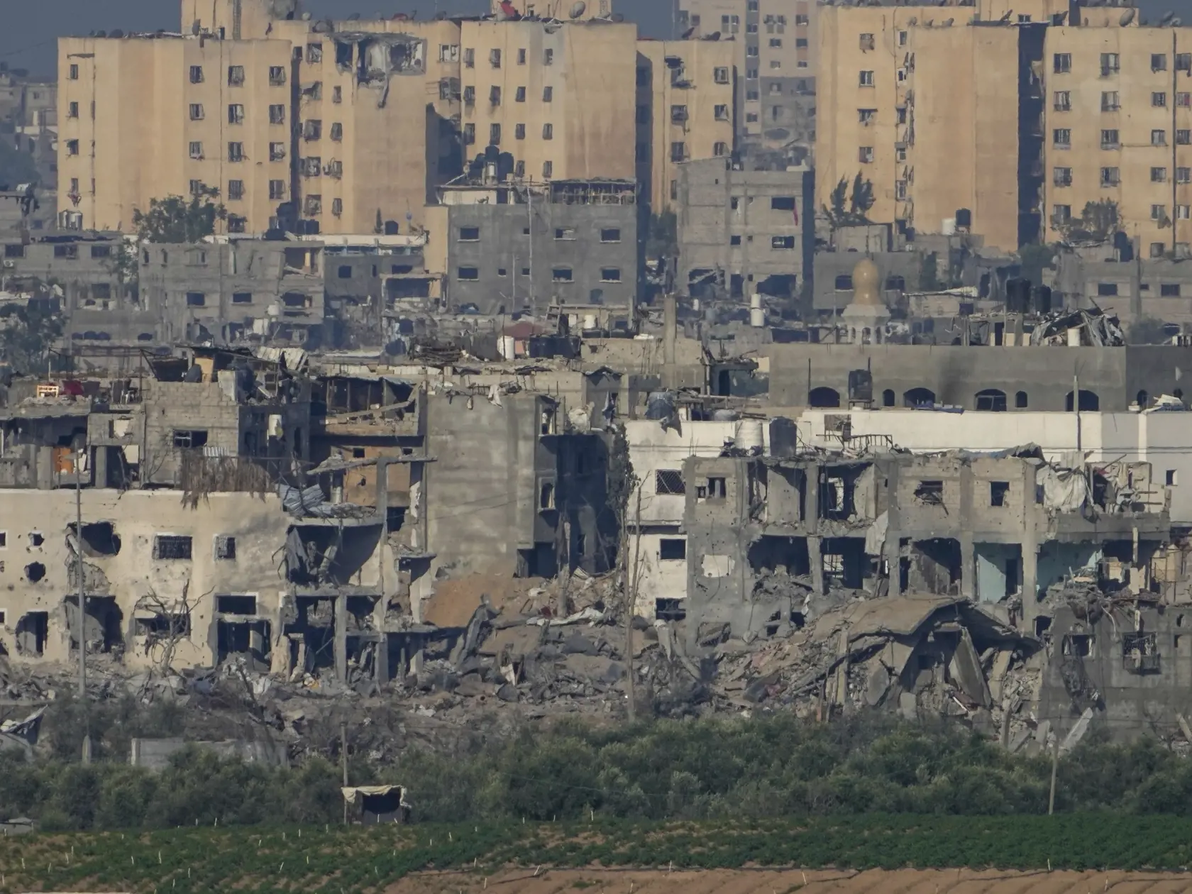 JB 10 Gaza - Pohľad na zničené domy a mešitu po izraelskom leteckom útoku na severe pásma Gazy 17. októbra 2023. Približne pol milióna Izraelčanov bolo evakuovaných alebo opustilo svoje domovy počas desiatich dní od útoku palestínskeho militantného hnutia Hamas. Oznámila to v utorok izraelská armáda, informuje TASR podľa správy agentúry AFP. FOTO TASR/AP

A view of destroyed houses following Israeli strikes in the northern Gaza Strip, as seen from southern Israel, Tuesday, Oct. 17, 2023. Israel 