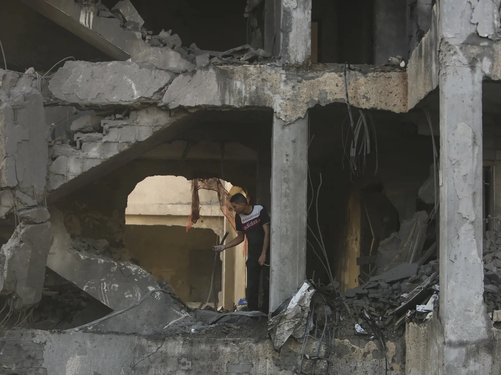 JB 22 Chán Júnis - Palestínčan skúma trosky  zničeného domu po izraelskom leteckom útoku v meste Chán Júnis, na juhu pásma Gazy 17. októbra 2023. FOTO TASR/AP

A Palestinian man inspects the remains of a destroyed house hit by an Israeli airstrike in town of Khan Younis, southern Gaza Strip, Tuesday, Oct. 17, 2023. (AP Photo/Mohammed Dahman)
