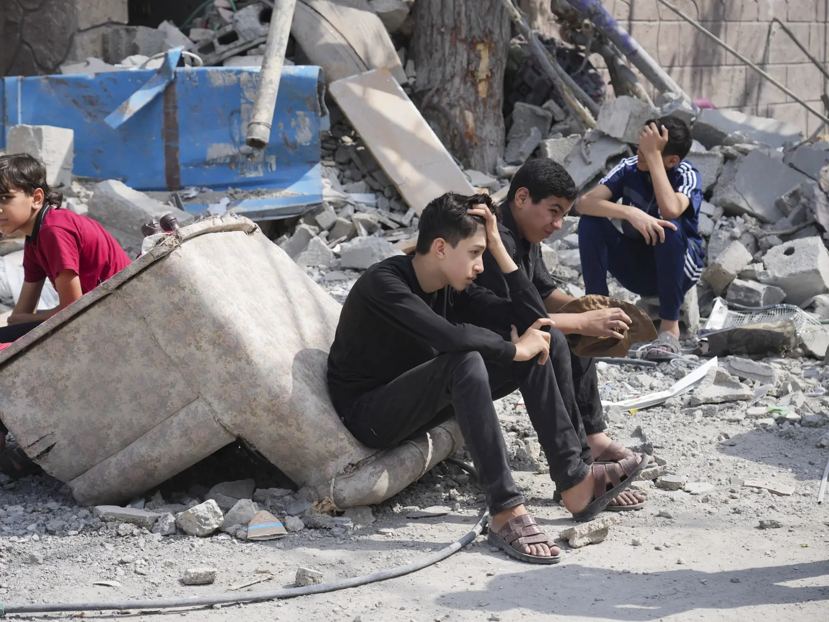 WA 28 utečenecký tábor Nuseirat - Palestínsky chlapci medzi troskami budovy po izraelskom raketovom útoku v utečeneckom tábore Nuseirat, ktorý je jedným z ôsmich utečeneckých táborov v pásme Gazy v pondelok 16. októbra 2023. Izraelská armáda leteckými útokmi reagovala na bezprecedentný útok palestínskeho hnutia Hamas. V sobotu 7. októbra z pásma Gazy na Izrael odpálil tisíce rakiet a stovky jeho bojovníkov prekonali zátarasy na hraniciach. V dôsledku útokov zahynulo v Izraeli už vyše 1400 ľudí. 