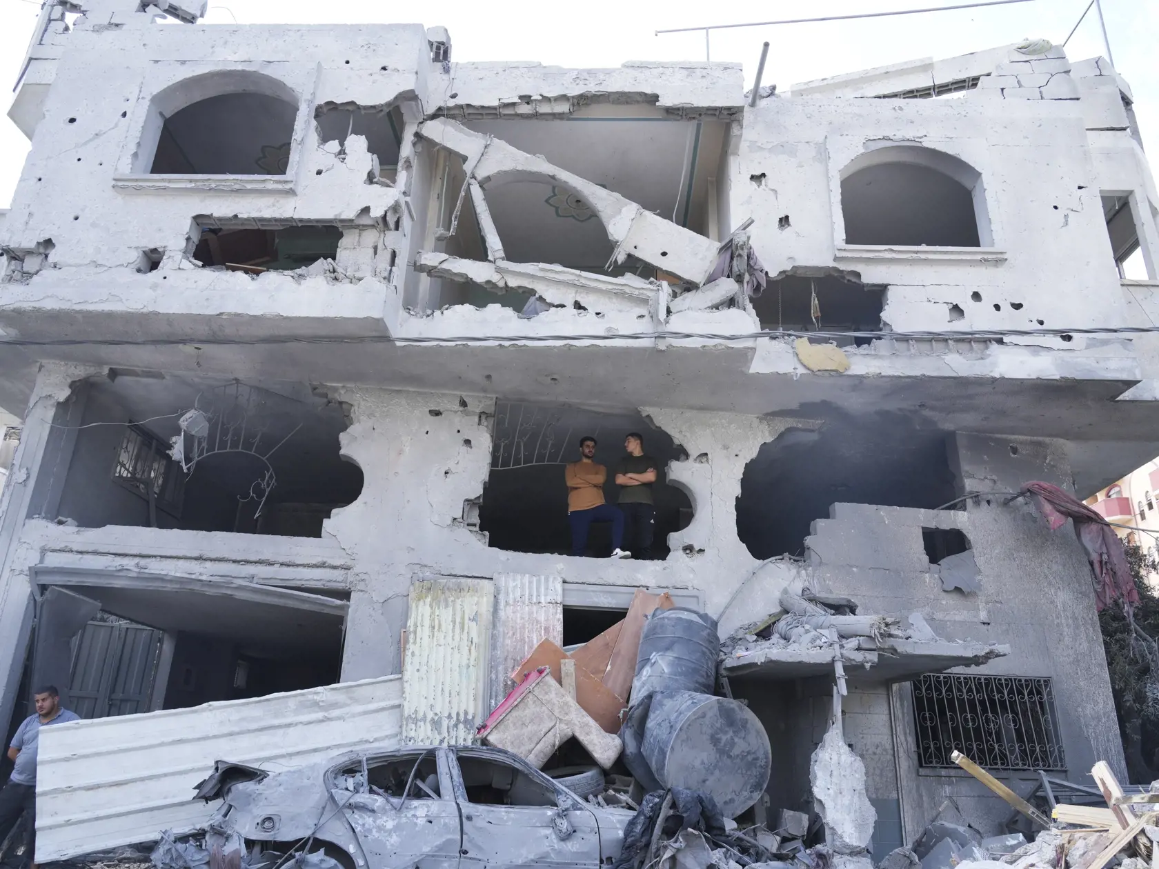 WA 31 utečenecký tábor Nuseirat - Palestínčania stoja v budove zničenej po izraelskom raketovom útoku v utečeneckom tábore Nuseirat, ktorý je jedným z ôsmich utečeneckých táborov v pásme Gazy v pondelok 16. októbra 2023. Izraelská armáda leteckými útokmi reagovala na bezprecedentný útok palestínskeho hnutia Hamas. V sobotu 7. októbra z pásma Gazy na Izrael odpálil tisíce rakiet a stovky jeho bojovníkov prekonali zátarasy na hraniciach. V dôsledku útokov zahynulo v Izraeli už vyše 1400 ľudí. Izra