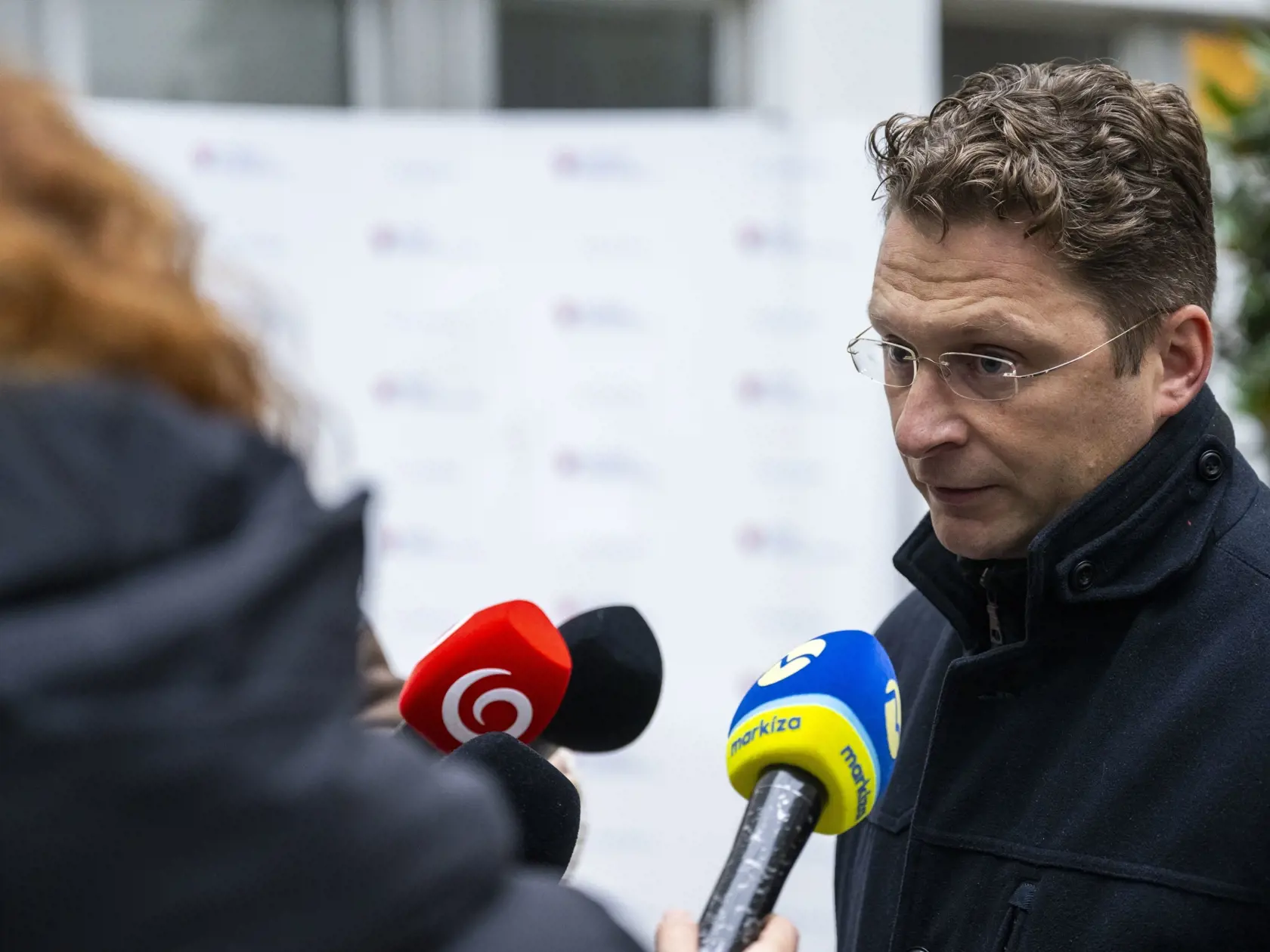 Na snímke predseda Lekárskeho odborového združenia (LOZ) Peter Visolajský prichádza na rokovanie s ministrom zdravotníctva SR Kamilom Šaškom 12. novembra 2024 v Bratislave. FOTO TASR - Jakub Kotian