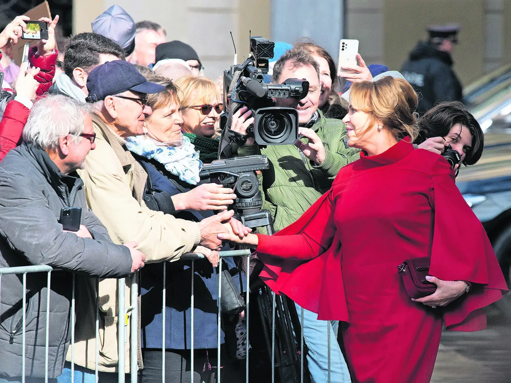 Dagmar Havlová sa pred príchodom na inauguráciu vítala s ľuďmi.