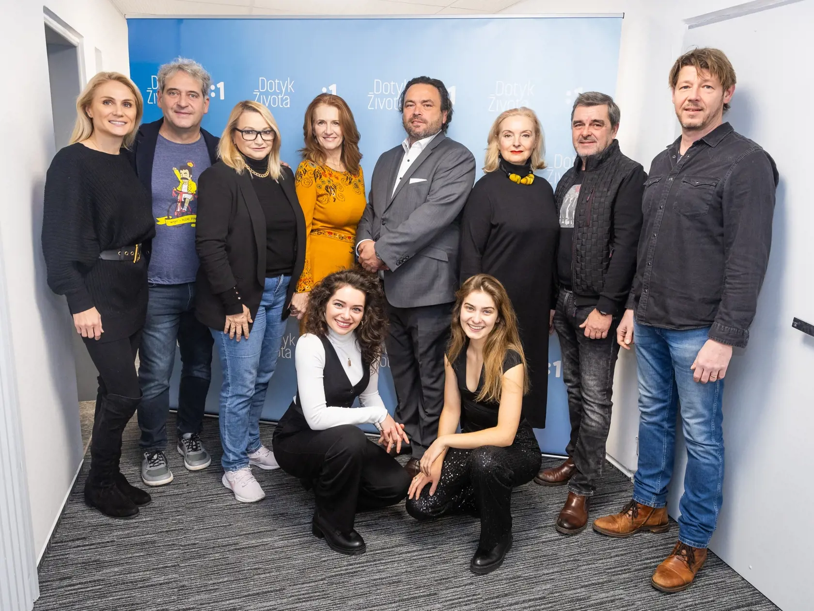 Exkluzívna novinárska projekcia prvého dielu seriálu Dotyk života. Na snímke Viktória Jurištová, Katarína Krajčovičová, režisér Ján Sebechlebský, Eva Pavlíková, Peter Kočiš, Dagmar Edwards, Igor Slanina, Anna Šišková, Marcela Mojtová, Ondřej Daniš a Zuzana Konečná.