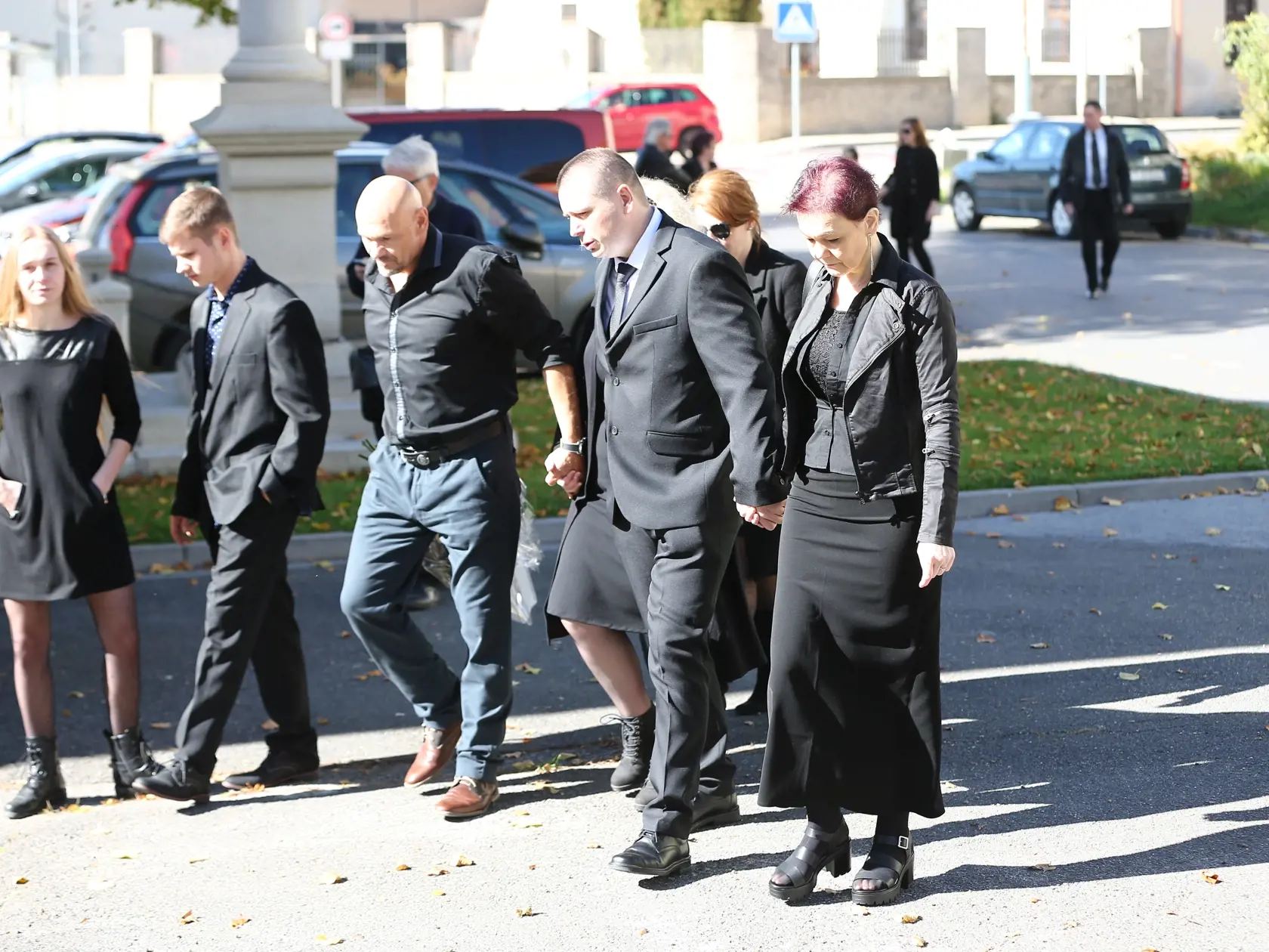 Poprad sa zahalil do smútku. Rodina a najbližší sa prišli naposledy rozlúčiť s milovanou Broňkou, ktorá tragicky zahynula vinou opitého vodiča. Zábery, z ktorých trhá srdce.