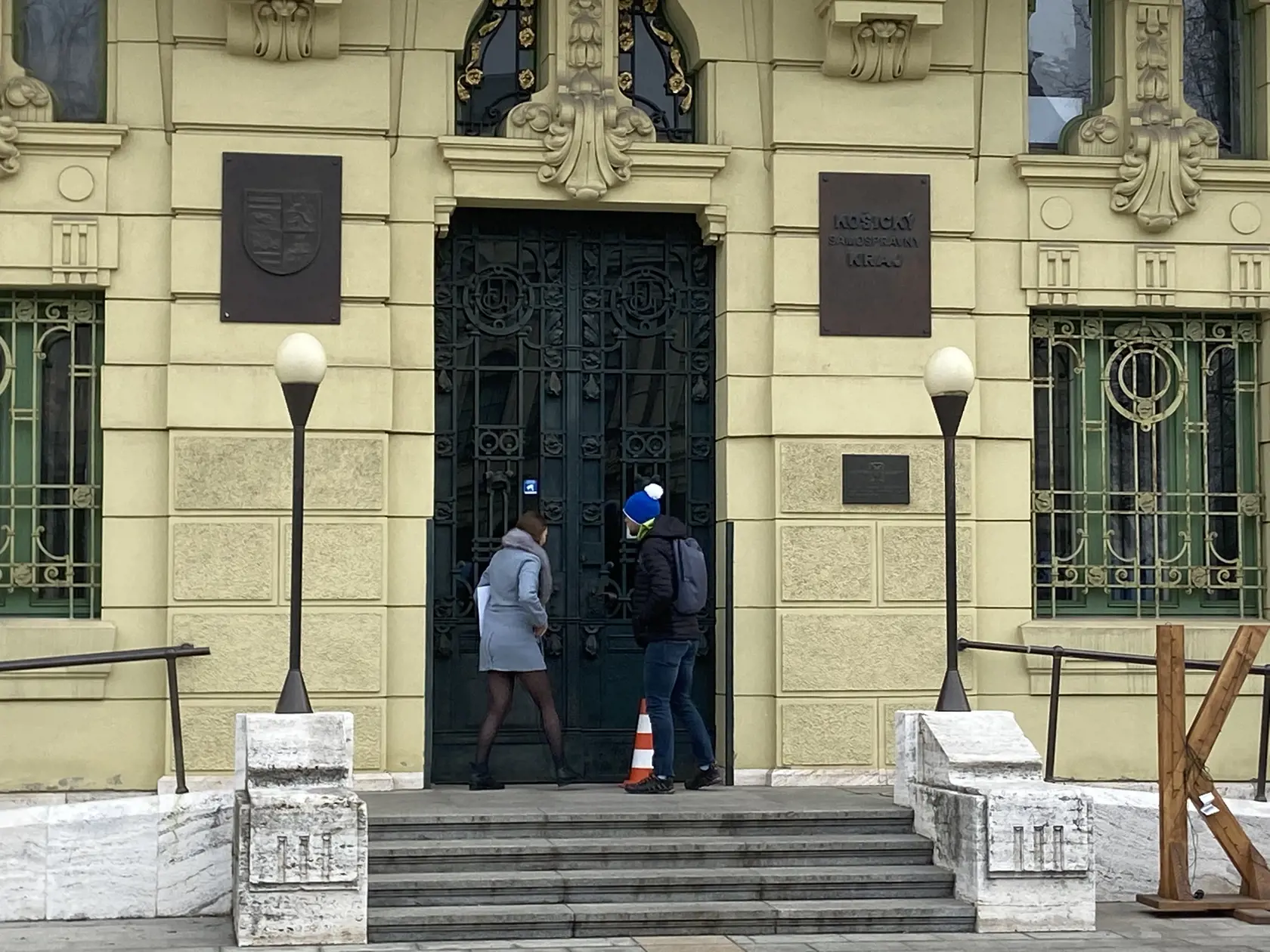 Mladý pár bezradne nazeral cez sklo dovnútra, ale nikto im neotvoril.