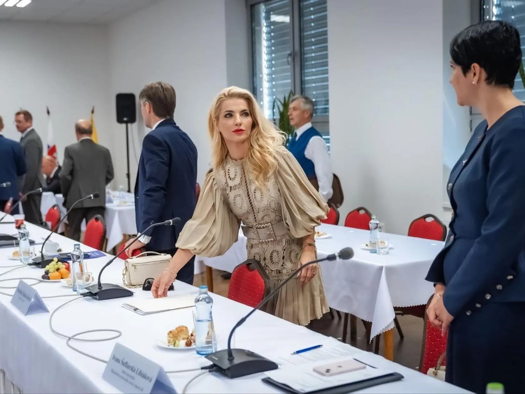 „Dnes som sa zúčastnila na výjazdovom rokovaní vlády v Handlovej, presne rok po atentáte na predsedu vlády Róberta Fica. Rok od tragickej udalosti, ktorá otriasla celou krajinou, sme sa stretli na tom istom mieste, kde sa druhýkrát narodil,“ napísala podvečer na svojom telegramovom účte ministerka kultúry Martina Šimkovičová. 