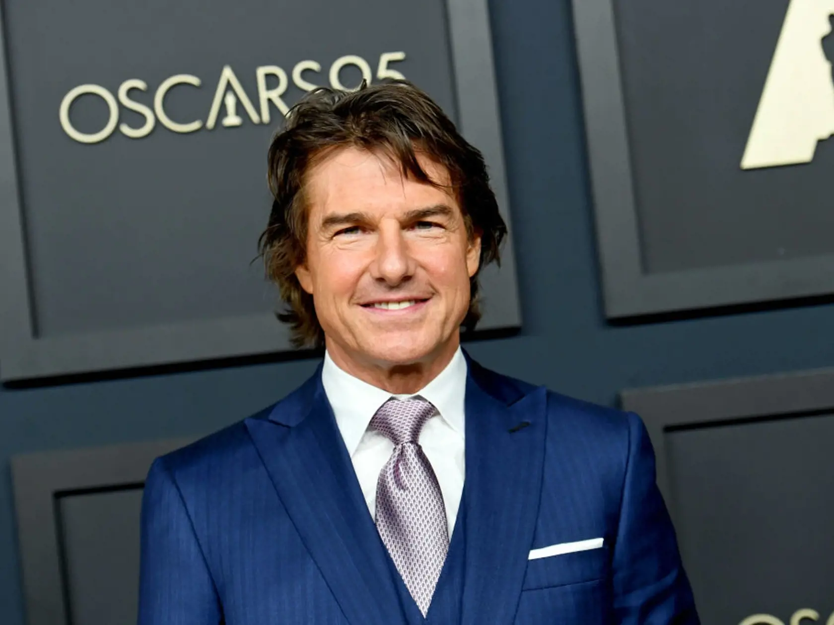 Tom Cruise s viditeľne opálenou tvárou a dlhšími vlasmi