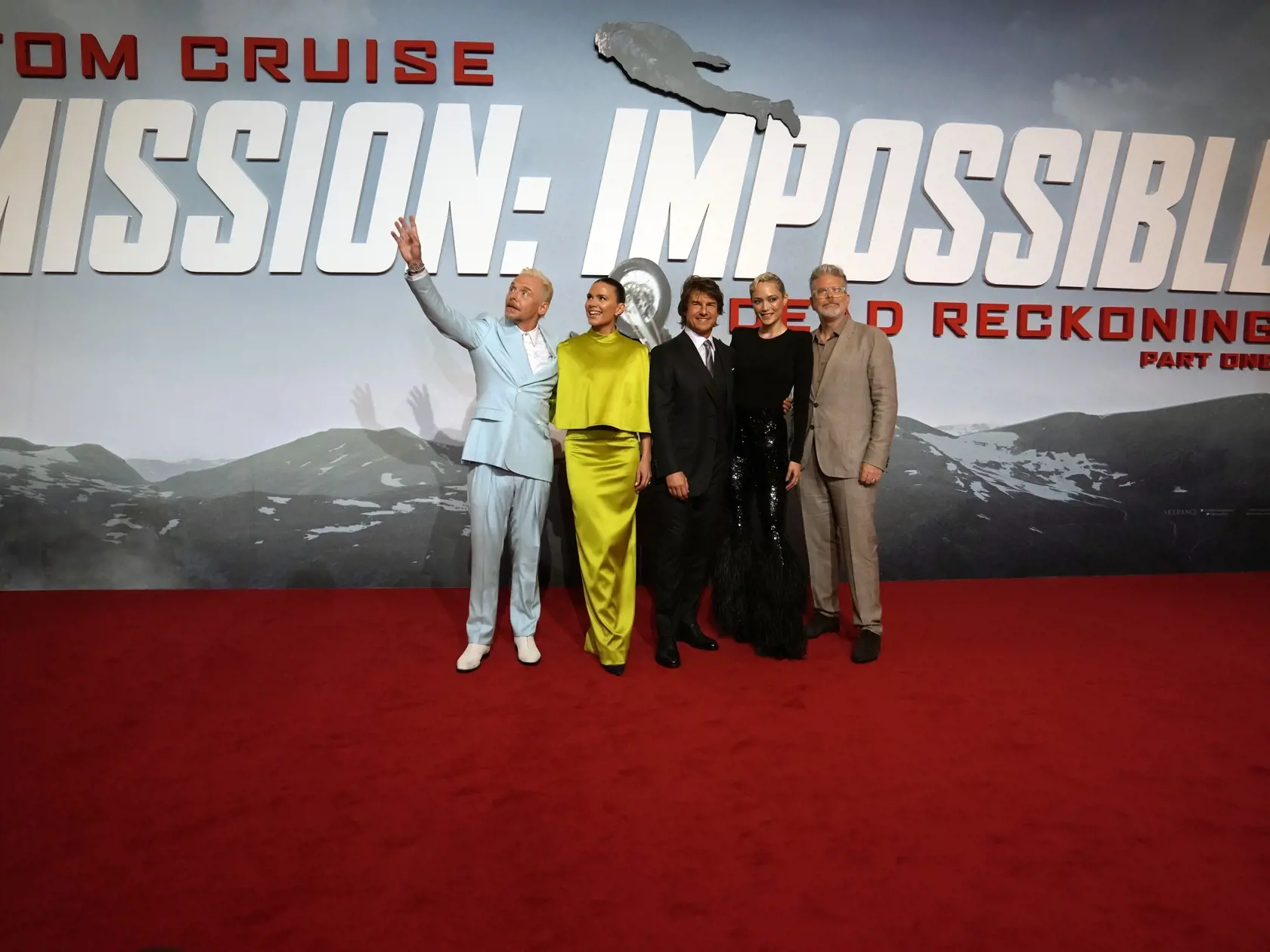 EBE 19 Abú Zabí- Na snímke zľava herci Simon Pegg, Hayley Atwellová, Tom Cruise, Pom Klementieffová a režisér Christopher McQuarrie pózujú pózujú fotografom pred premiérou akčného filmu Mission Impossible: Odplata - Prvá časť v hoteli Emirates Palace Mandarin Oriental v saudskoarabskom Abú Zabí 26. júna 2023. FOTO TASR/AP

From left to right; actor Simon Pegg, Hayley Atwell, Tom Cruise, Pom Klementieff and director Christopher McQuarrie pose for photographers at the premiere of the film "Mission