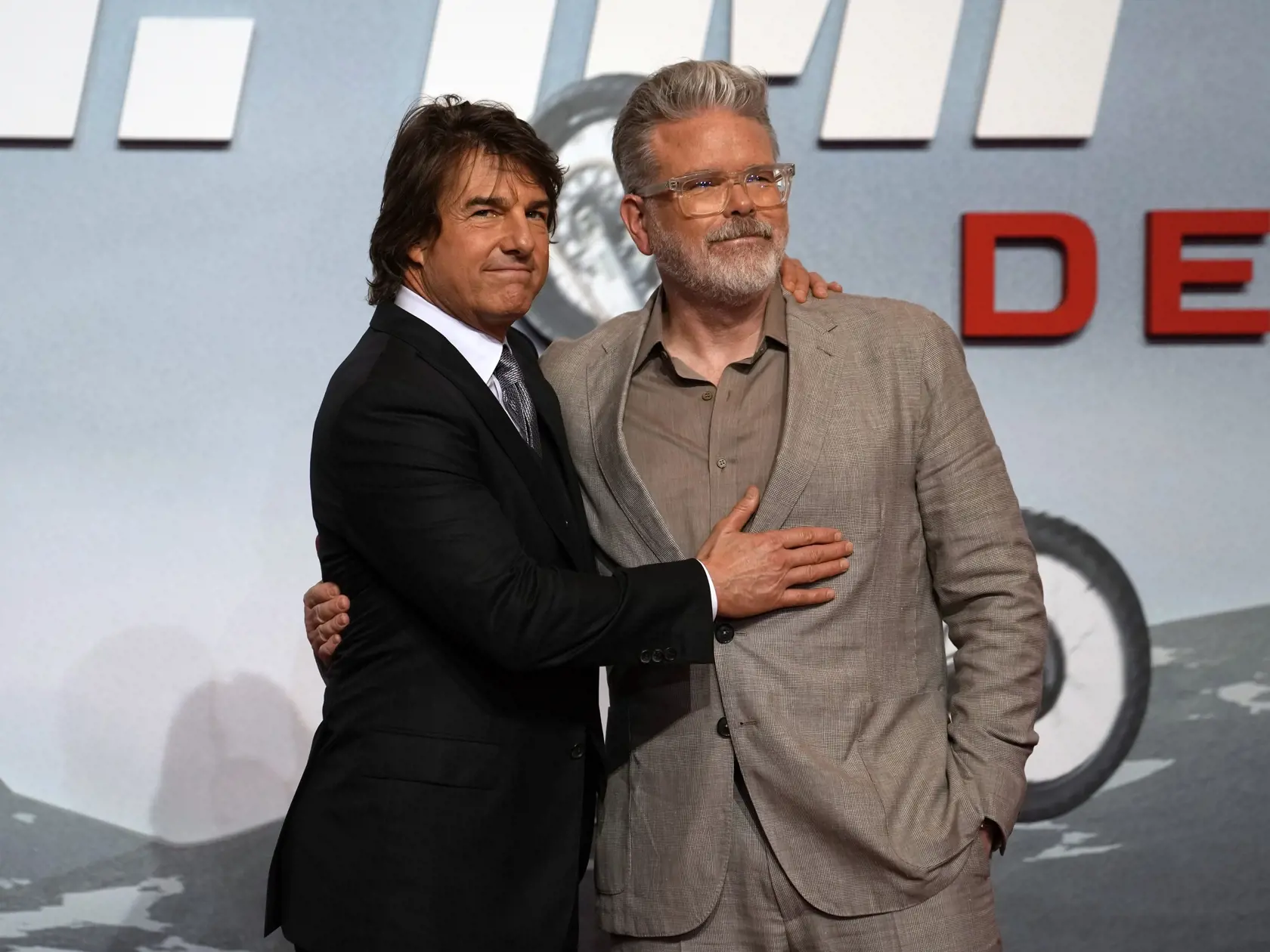 EBE 18 Abú Zabí- Na snímke zľava americký herec Tom Cruise a režisér Christopher McQuarrie pózujú fotografom pred premiérou akčného filmu Mission Impossible: Odplata - Prvá časť v hoteli Emirates Palace Mandarin Oriental v saudskoarabskom Abú Zabí 26. júna 2023. FOTO TASR/AP

Tom Cruise poses for photographers at the premiere of the film "Mission Impossible, Dead Reckoning Part One" at the Emirates Palace in Abu Dhabi, United Arab Emirates, Monday, June 26, 2023. (AP Photo/Kamran Jebreili)