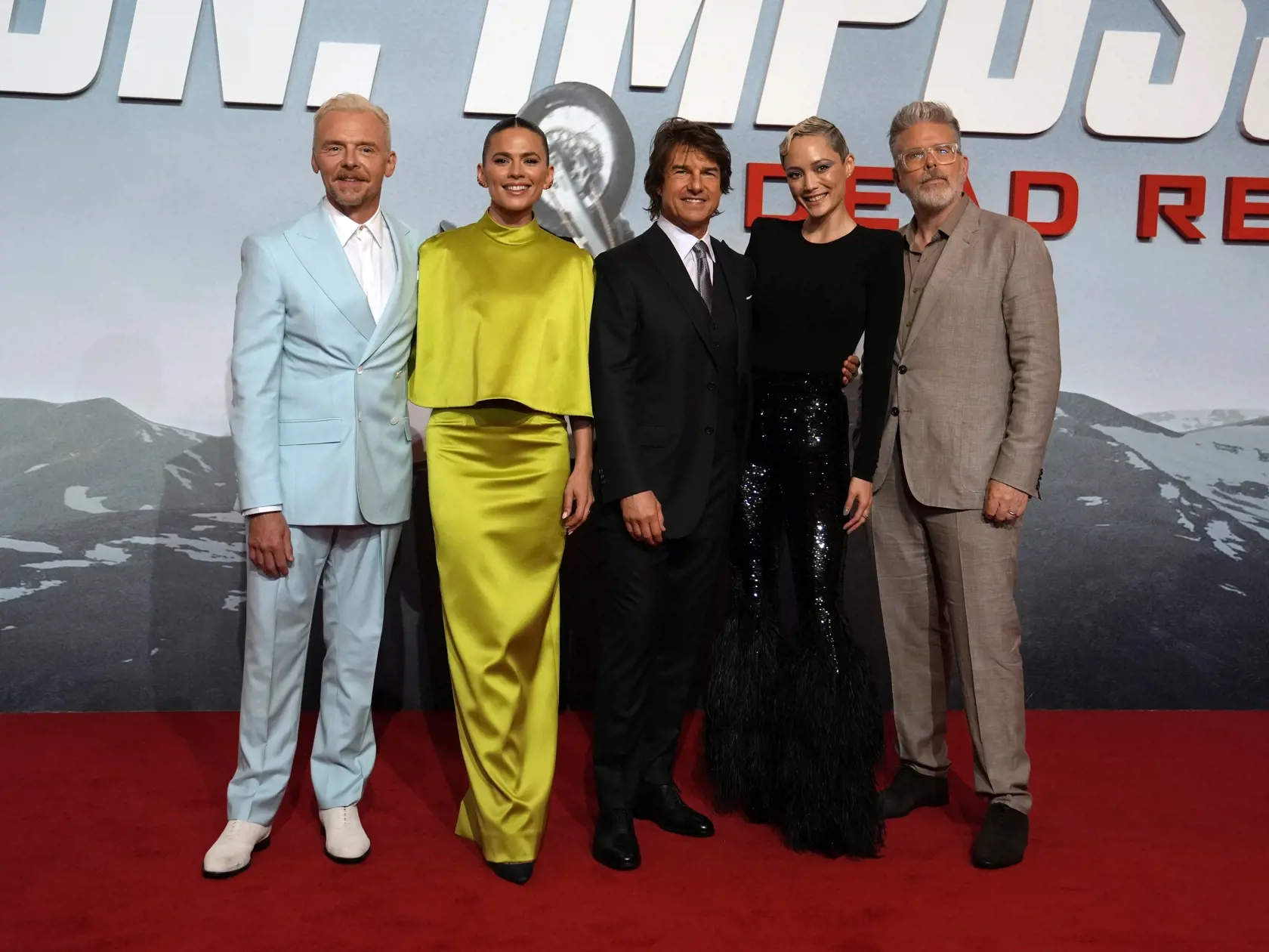 EBE 20 Abú Zabí- Na snímke zľava herci Simon Pegg, Hayley Atwellová, Tom Cruise, Pom Klementieffová a režisér Christopher McQuarrie pózujú pózujú fotografom pred premiérou akčného filmu Mission Impossible: Odplata - Prvá časť v hoteli Emirates Palace Mandarin Oriental v saudskoarabskom Abú Zabí 26. júna 2023. FOTO TASR/AP

From left to right; actor Simon Pegg, Hayley Atwell, Tom Cruise, Pom Klementieff and director Christopher McQuarrie pose for photographers at the premiere of the film "Mission
