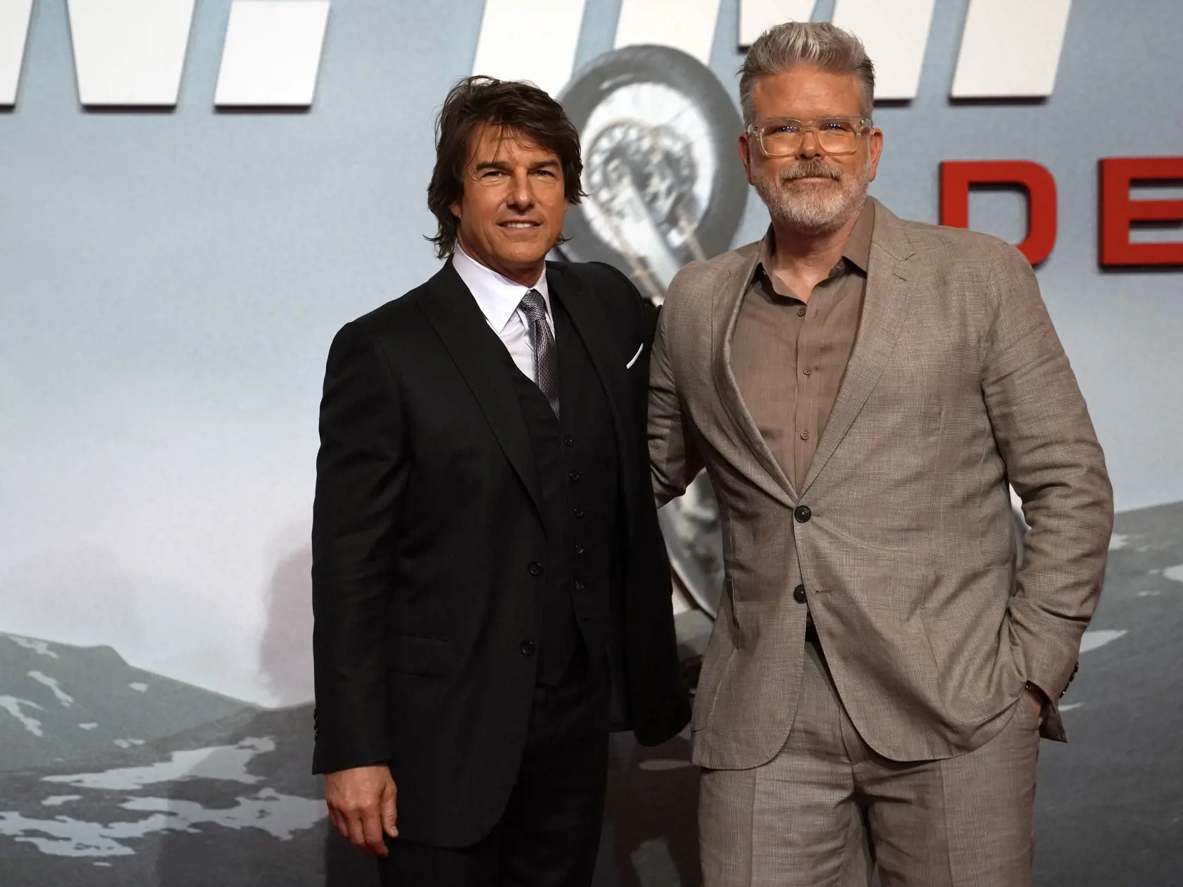 EBE 15 Abú Zabí- Na snímke zľava americký herec Tom Cruise a režisér Christopher McQuarrie pózujú fotografom pred premiérou akčného filmu Mission Impossible: Odplata - Prvá časť v hoteli Emirates Palace Mandarin Oriental v saudskoarabskom Abú Zabí 26. júna 2023. FOTO TASR/AP

Tom Cruise, left, and director Christopher McQuarrie pose for photographers at the premiere of the film "Mission Impossible, Dead Reckoning Part One" at the Emirates Palace in Abu Dhabi, United Arab Emirates, Monday, June 2