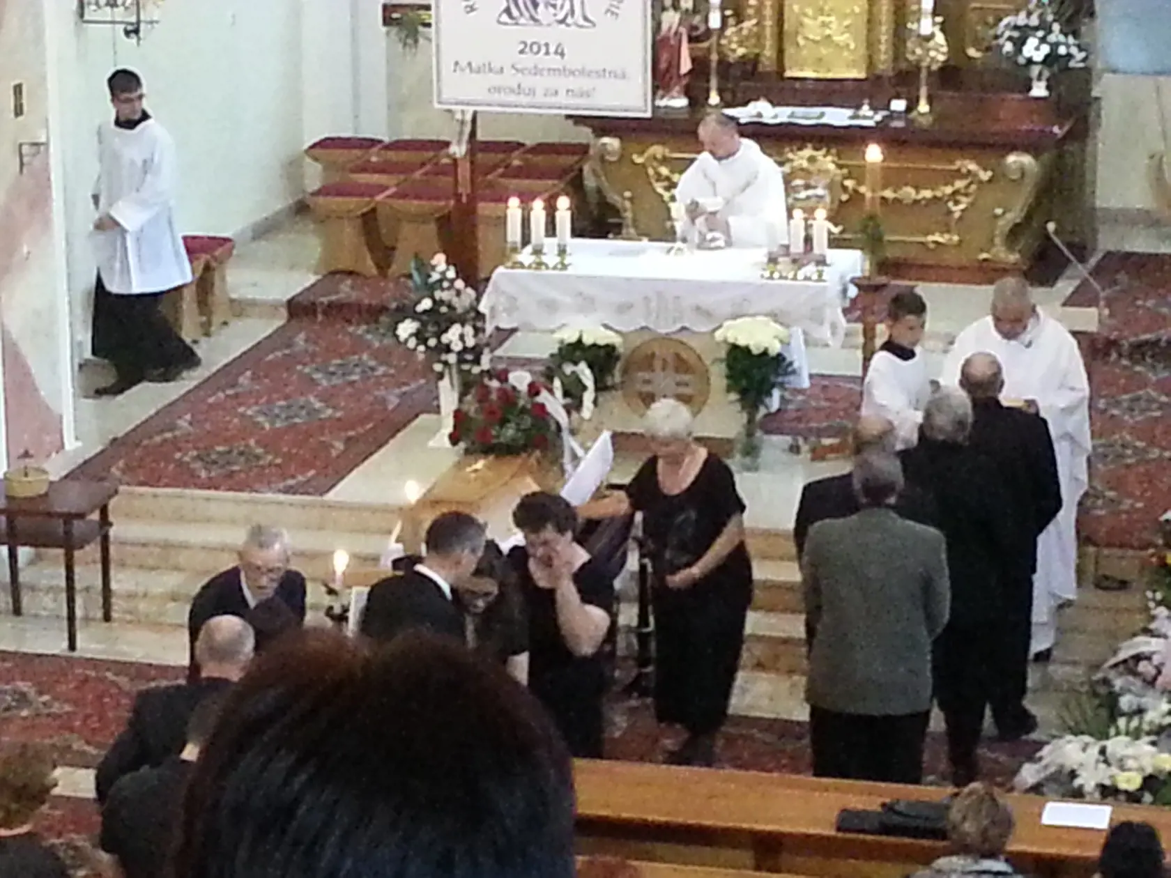 Pohreb Václavy (†20), uložili ju do hrobu jej starých rodičov.