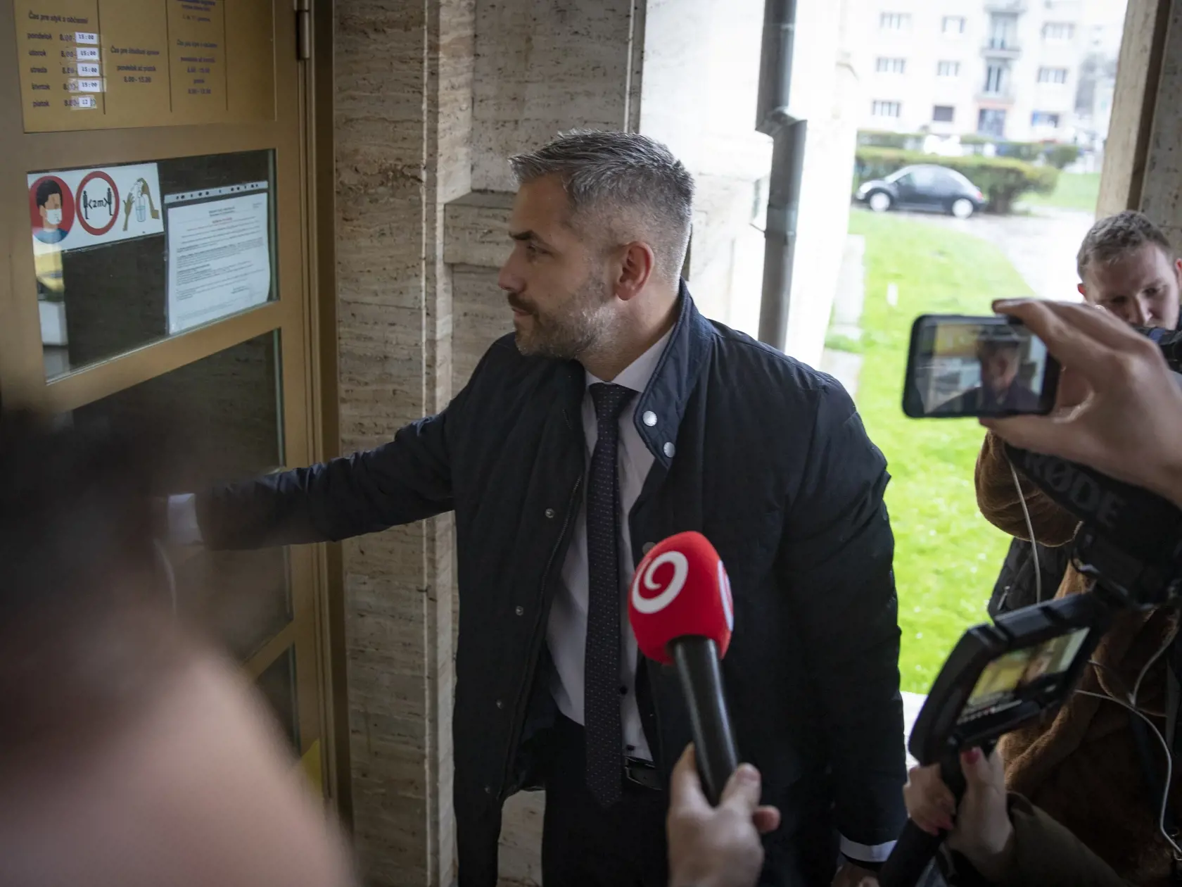 Najvyšší súd SR uznal šéfa ĽSNS Mariana Kotlebu vinným za to, že verejne prejavoval sympatie k nacistickému režimu tým, že verejne prezentoval symboly, ktoré znázorňujú potláčanie ľudských práv. Na snímke je Tomáš Rosina, obhajca Kotlebu.