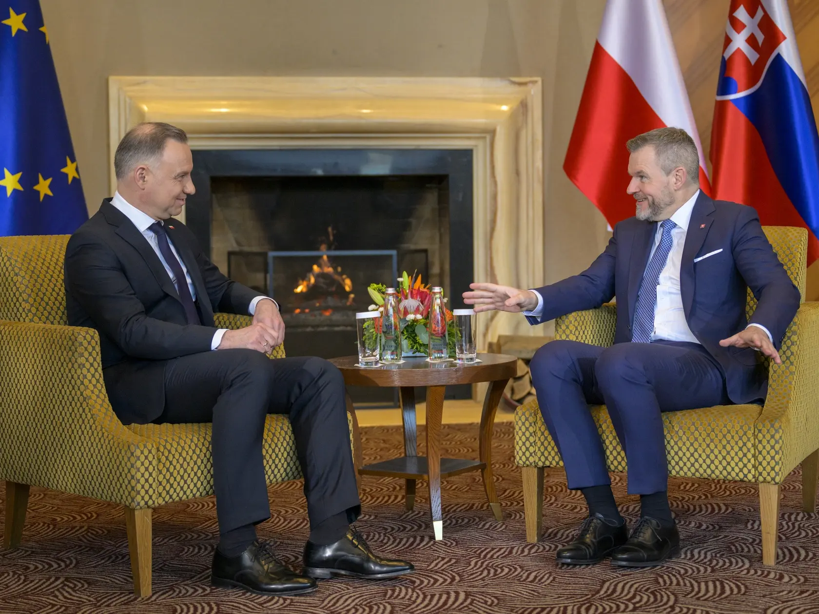 Na snímke sprava slovenský prezident Peter Pellegrini sa rozpráva s poľským prezidentom Andrzejom Dudom počas jeho rozlúčkovej návštevy na Slovensku na Štrbskom Plese v utorok 1. apríla 2025. FOTO TASR - Veronika Mihaliková
