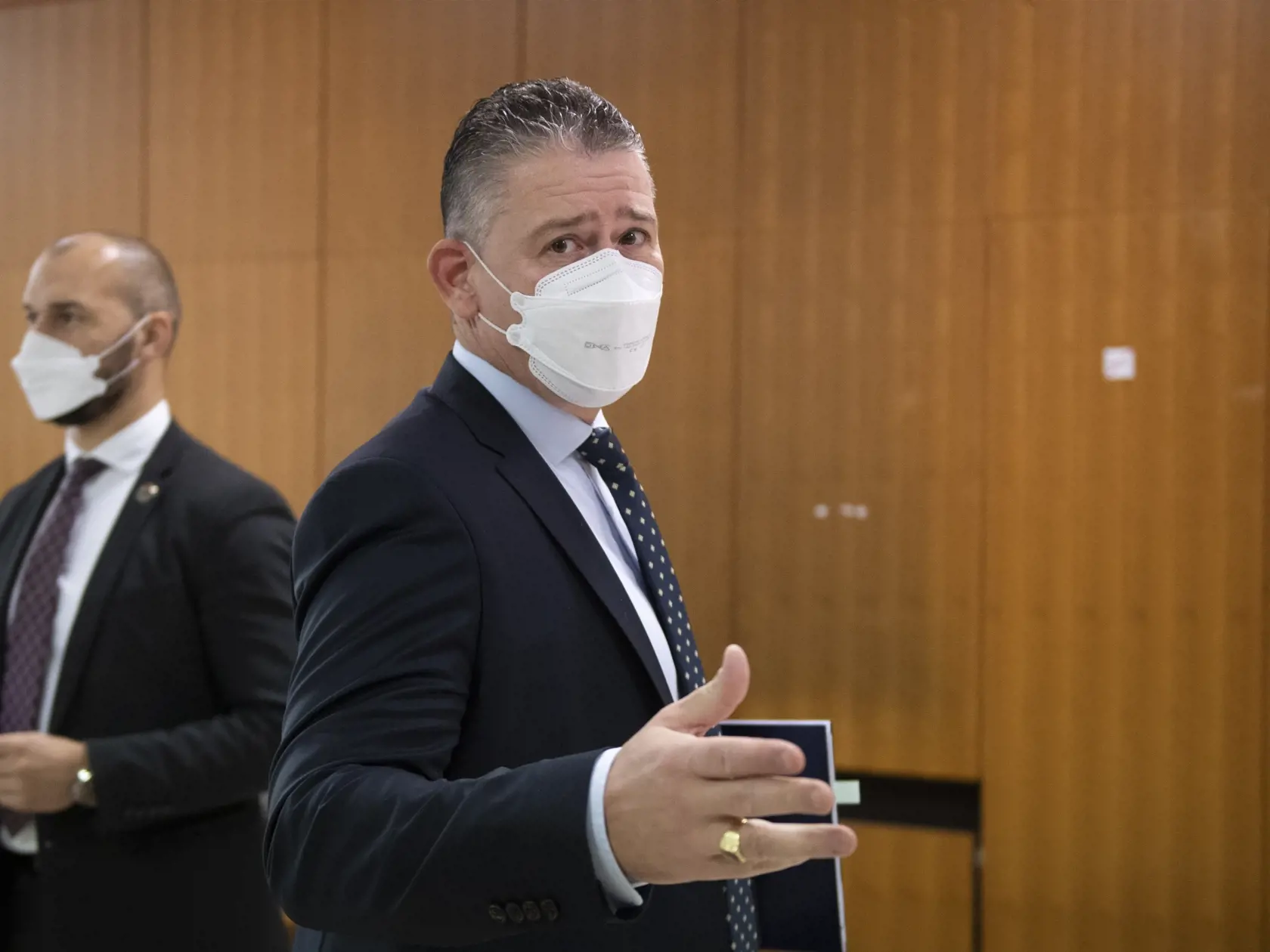 Polícia koná aj bude konať iba v súlade so zákonom. Uviedol to minister vnútra Roman Mikulec (OĽANO) v reakcii na vyjadrenia predsedu opozičného Smeru-SD Roberta Fica, týkajúce sa zadržania podnikateľa Norberta B.