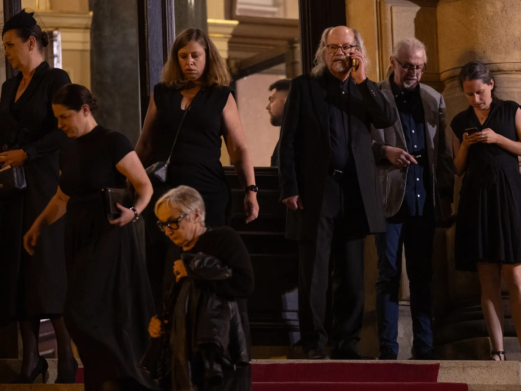 Rozlúčková párty na počesť zosnulého Jiřího Bartošku, legendárneho českého herca a prezidenta filmového festivalu v Karlových Varoch v pražskom Rudolfíne. 