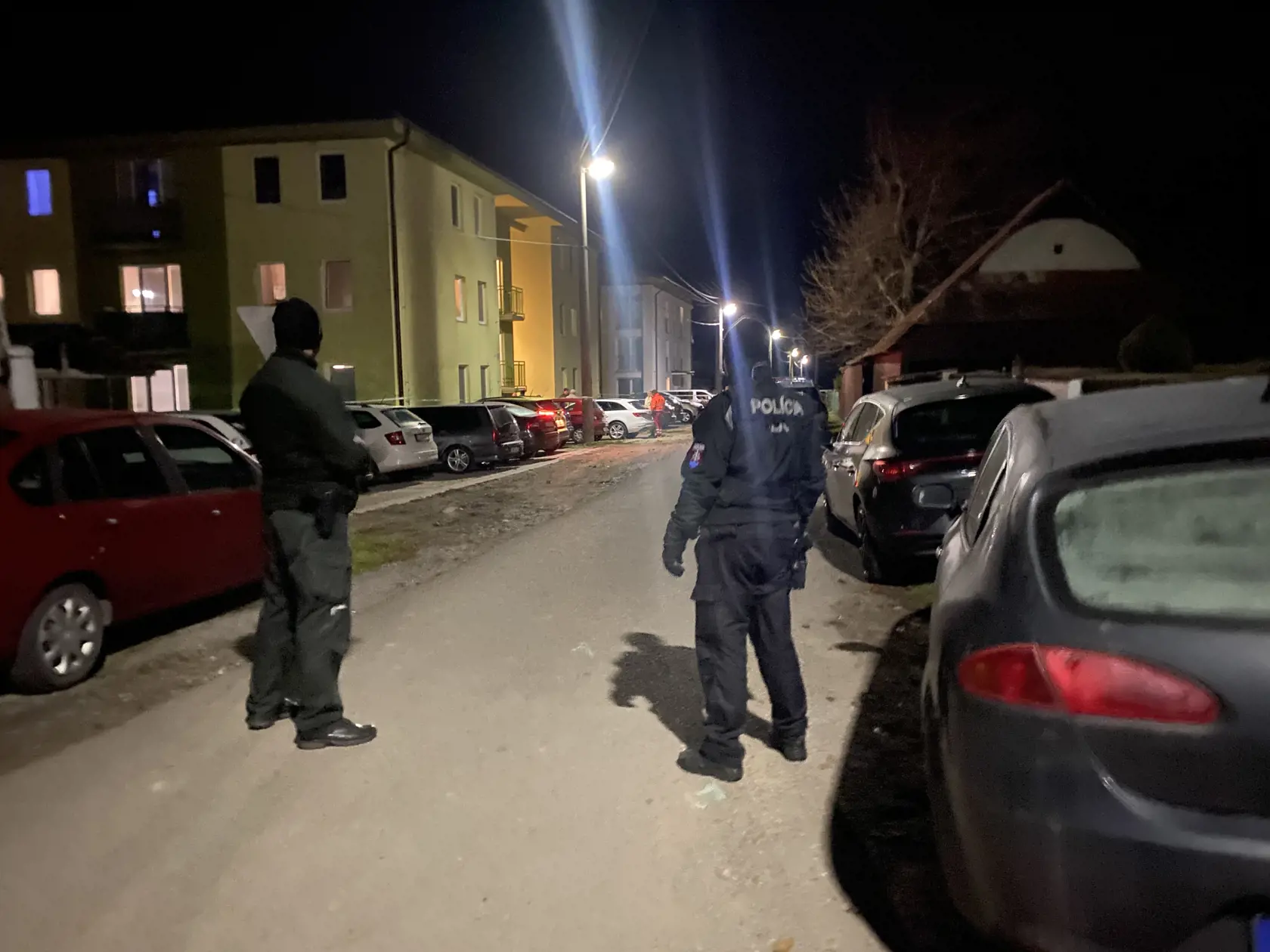 Ulica hrôzy. V Rokytove pri Bardejove, v prvom bytovom dome vľavo na fotografii, na prízemí, policajt zastrelil iba mesačné bábätko a potom zbraň obrátil proti sebe