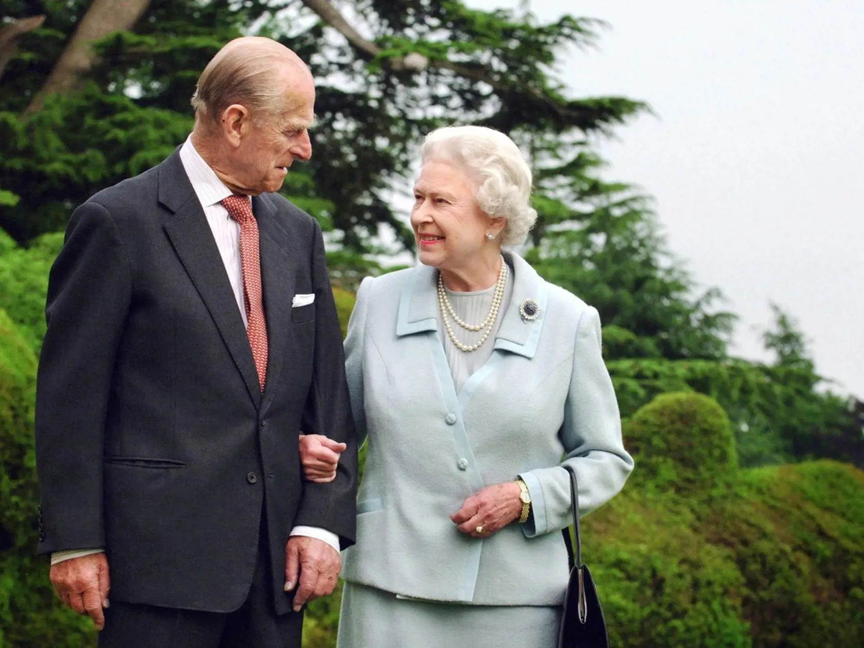Kráľovná Alžbeta II. a jej manžel, princ Philip používajú priezvisko Mountbatten-Windsor.