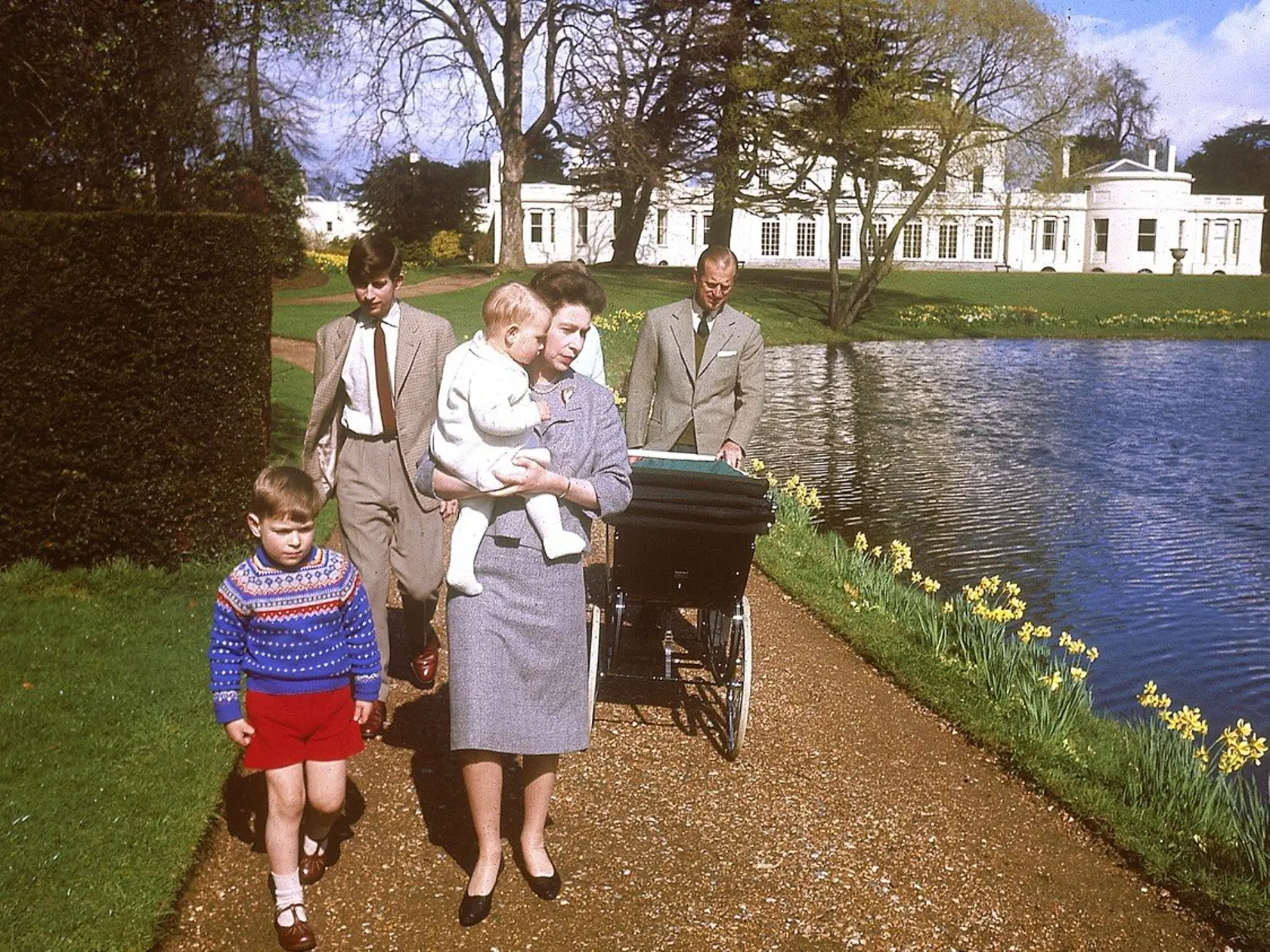 Kráľovská rodina pred Frogmore House v apríli 1965.