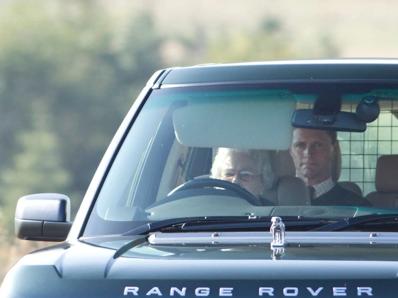 Kráľovná Alžbeta II. si ako v 94. rokoch neváha sadnúť za volant veľkého terénneho auta.