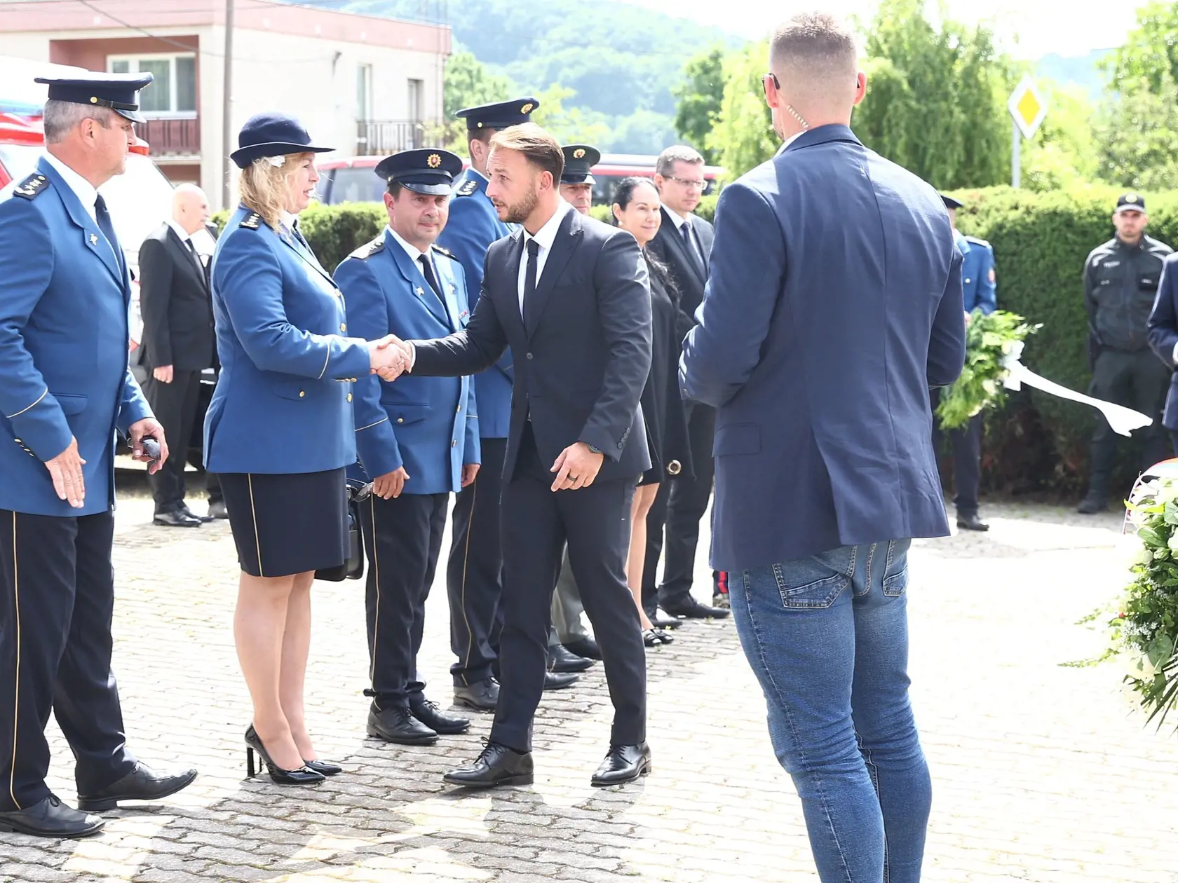Matúš Šutaj Eštok na pohrebe zosnulého hasiča.