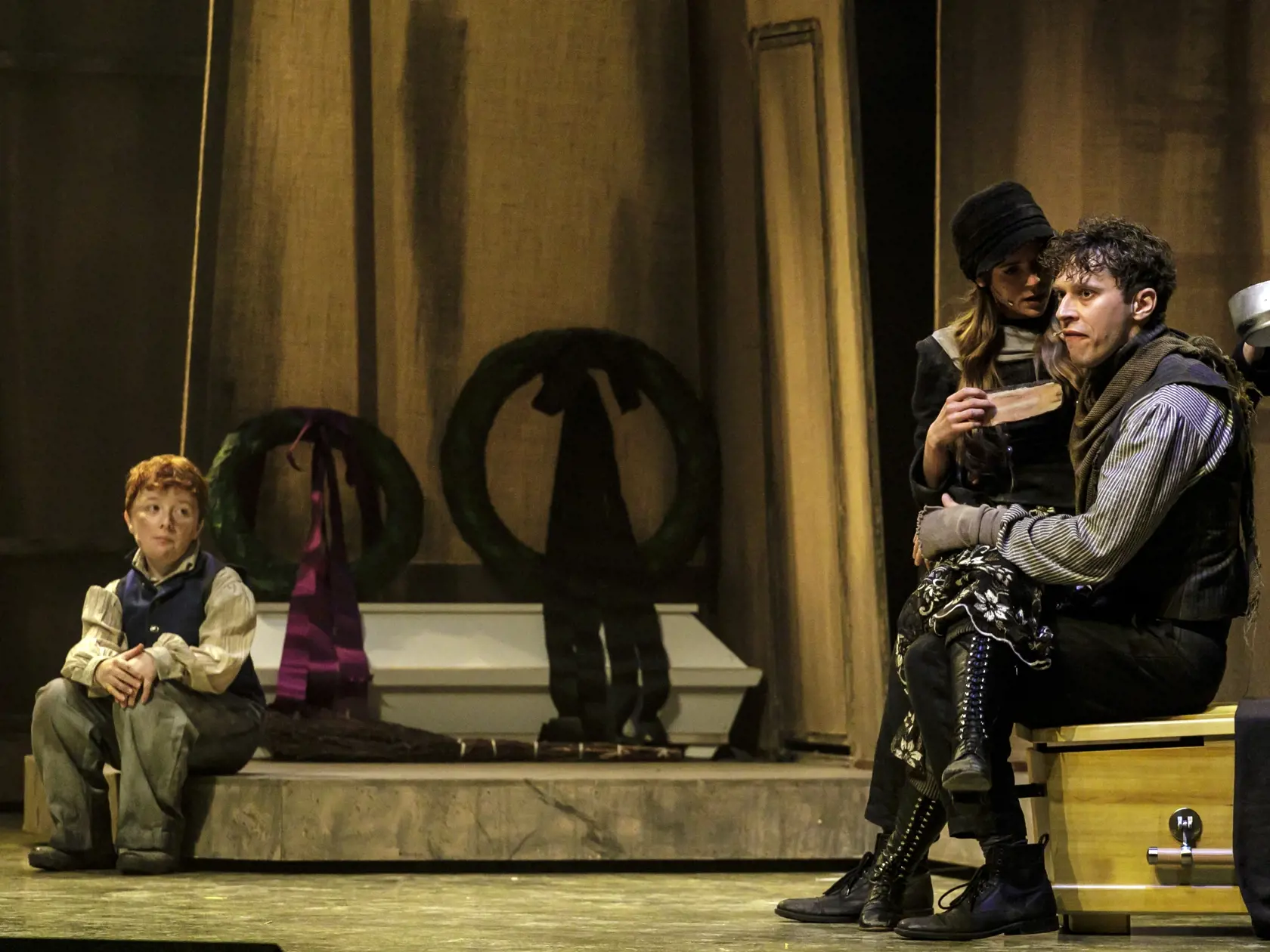 Na snímke zľava herec Tomáš Novák (Oliver Twist), herečka Sára Polyáková (Charlotte) a herec Vladislav Plevčík (Noah) počas verejnej generálky muzikálu Oliver! v Divadle Nová scéna v Bratislave 7. marca 2024. FOTO TASR - Dano Veselský