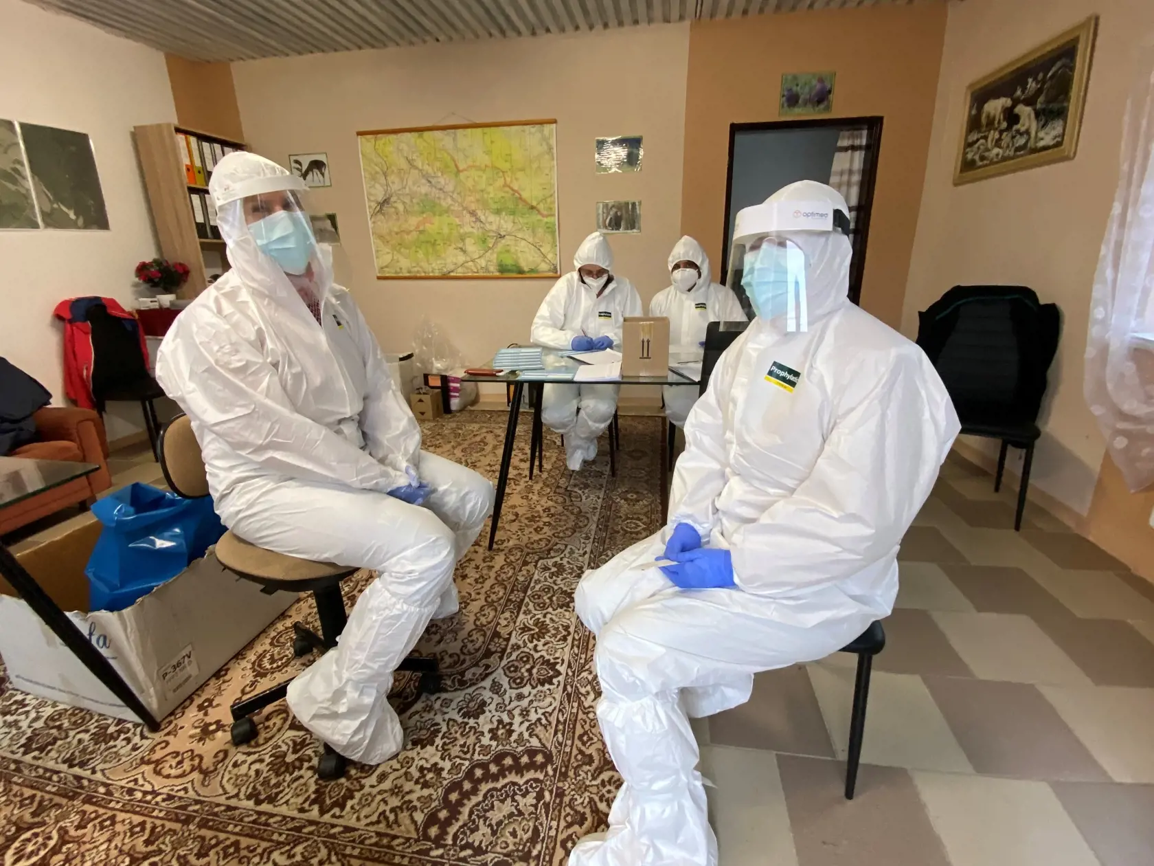 Na snímke sú zdravotníci na odbernom mieste na testovanie na ochorenie COVID-19.