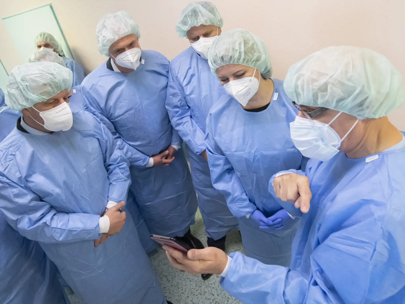Na snímke je prezidentka SR Zuzana Čaputová a minister zdravotníctva SR Vladimír Lengvarský počas návštevy Nemocnice Ružinov, kde sa boli pozrieť na Oddelenie intenzívnej medicíny.