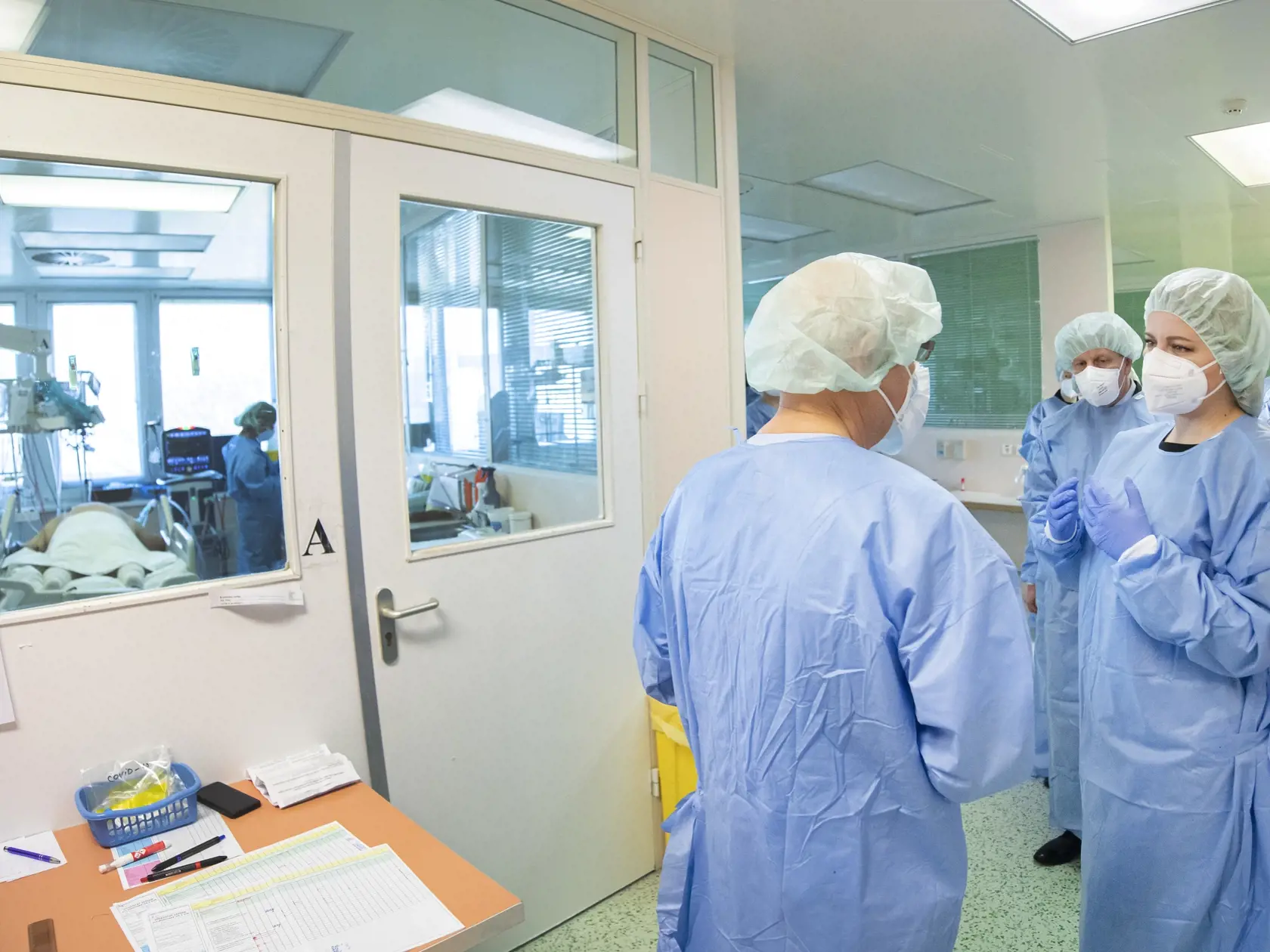 Na snímke je prezidentka SR Zuzana Čaputová a minister zdravotníctva SR Vladimír Lengvarský počas návštevy Nemocnice Ružinov, kde sa boli pozrieť na Oddelenie intenzívnej medicíny.