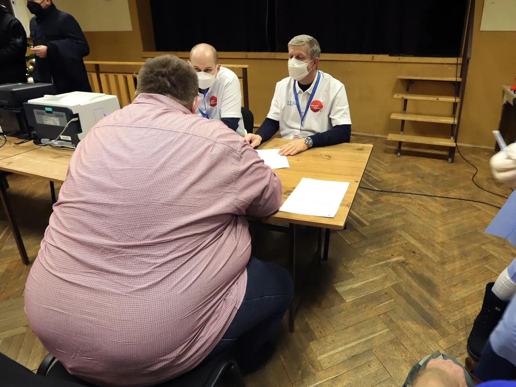 Predseda vlády SR Eduard Heger (OĽANO) a minister zdravotníctva SR Vladimír Lengvarský (nominant OĽANO) sa osobne zapojili do kampane na podporu očkovania.